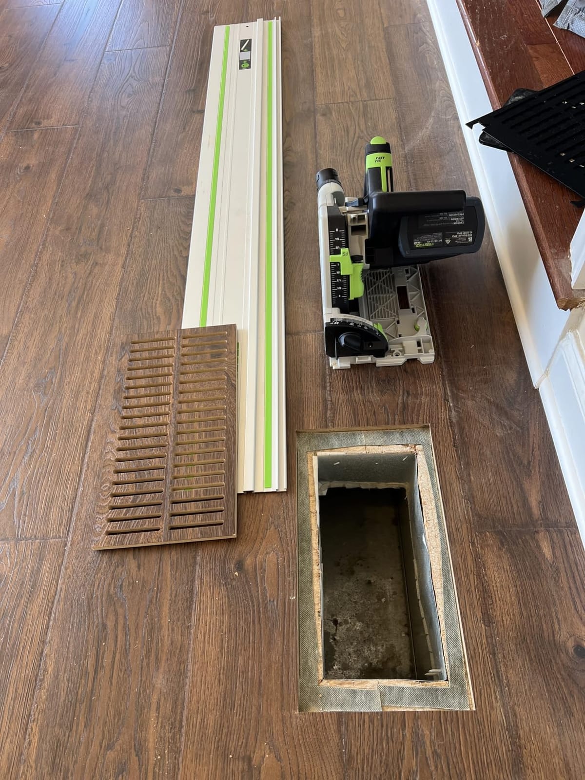 Cordless Plunge-Cut Track Saw TSC 55 18V 5.0 Ah KEBI-F-Plus with 55-Inch (1400mm) Guide Rail 577677+491498 customer photo 1
