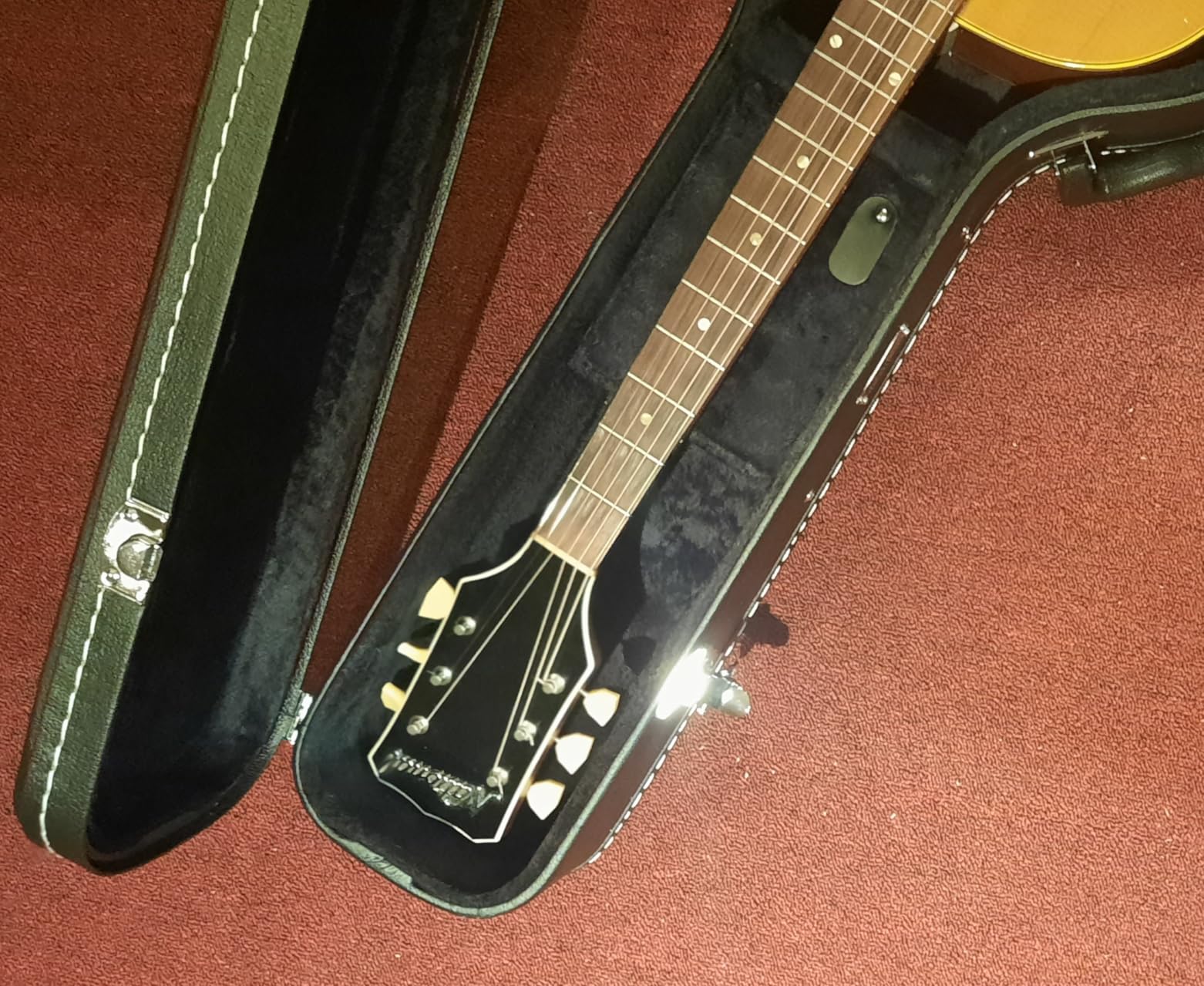Gearlux Dreadnought Acoustic Guitar Hardshell Case with Accessory Compartment - Black customer photo 1
