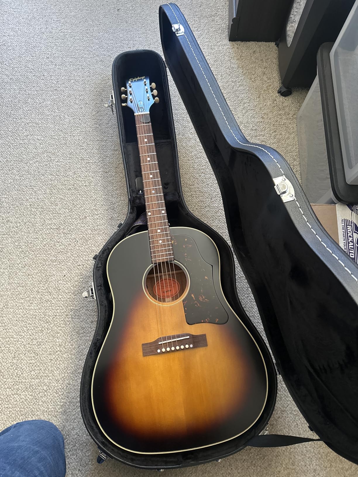 Gearlux Dreadnought Acoustic Guitar Hardshell Case with Accessory Compartment - Black customer photo 2