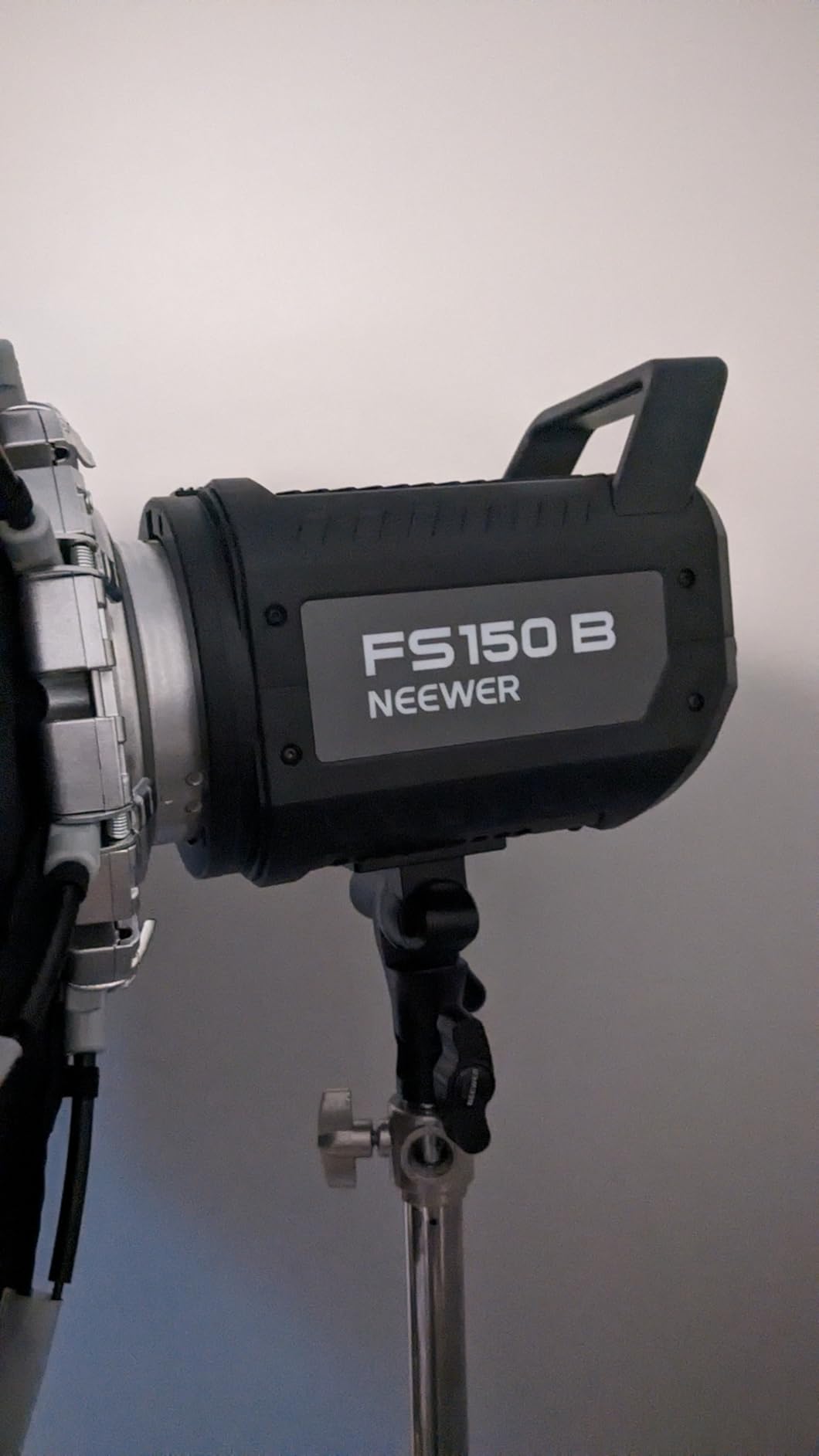 NEEWER FS150B LED Video Light 2.4G/APP Control,130W Bi Color COB Silent Photography Continuous Output Lighting with 4 Types Precise Dimming, 72000lux/1m, 2700K-6500K, CRI 97+,12 Effects, Bowens Mount customer photo 1