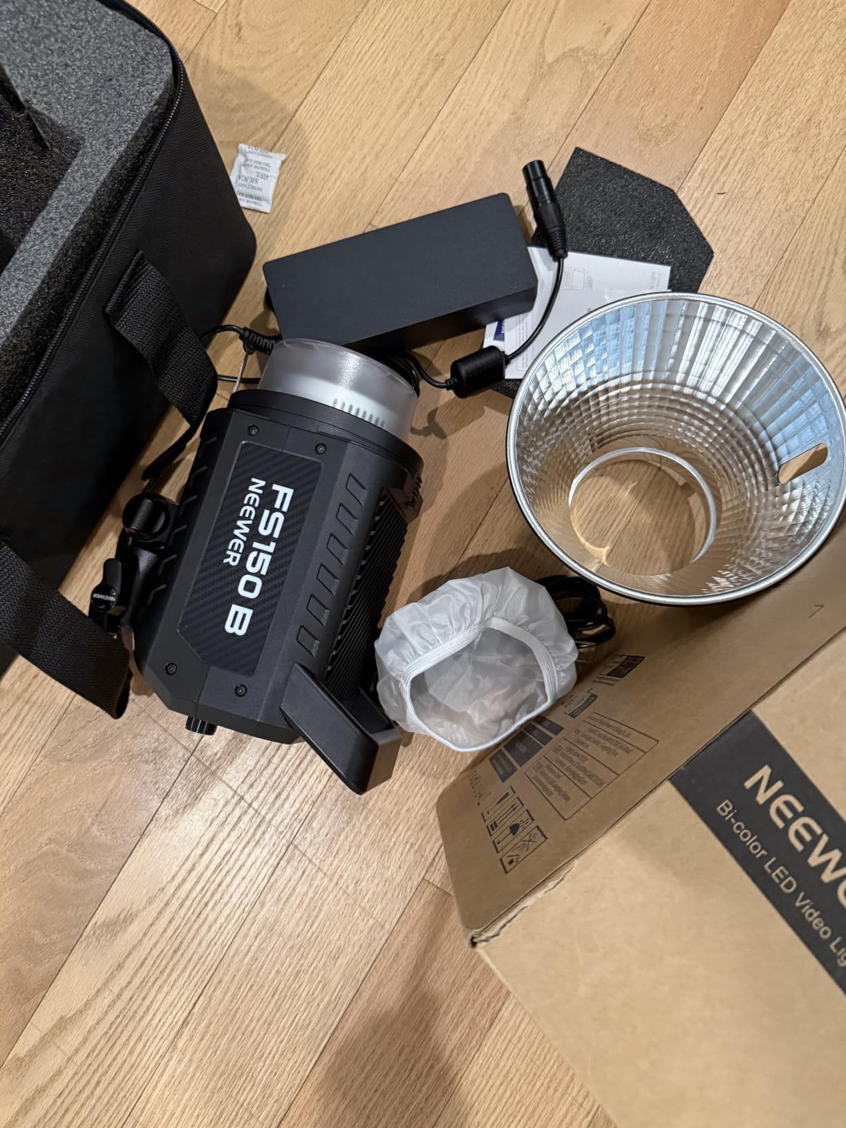 NEEWER FS150B LED Video Light 2.4G/APP Control,130W Bi Color COB Silent Photography Continuous Output Lighting with 4 Types Precise Dimming, 72000lux/1m, 2700K-6500K, CRI 97+,12 Effects, Bowens Mount customer photo 2