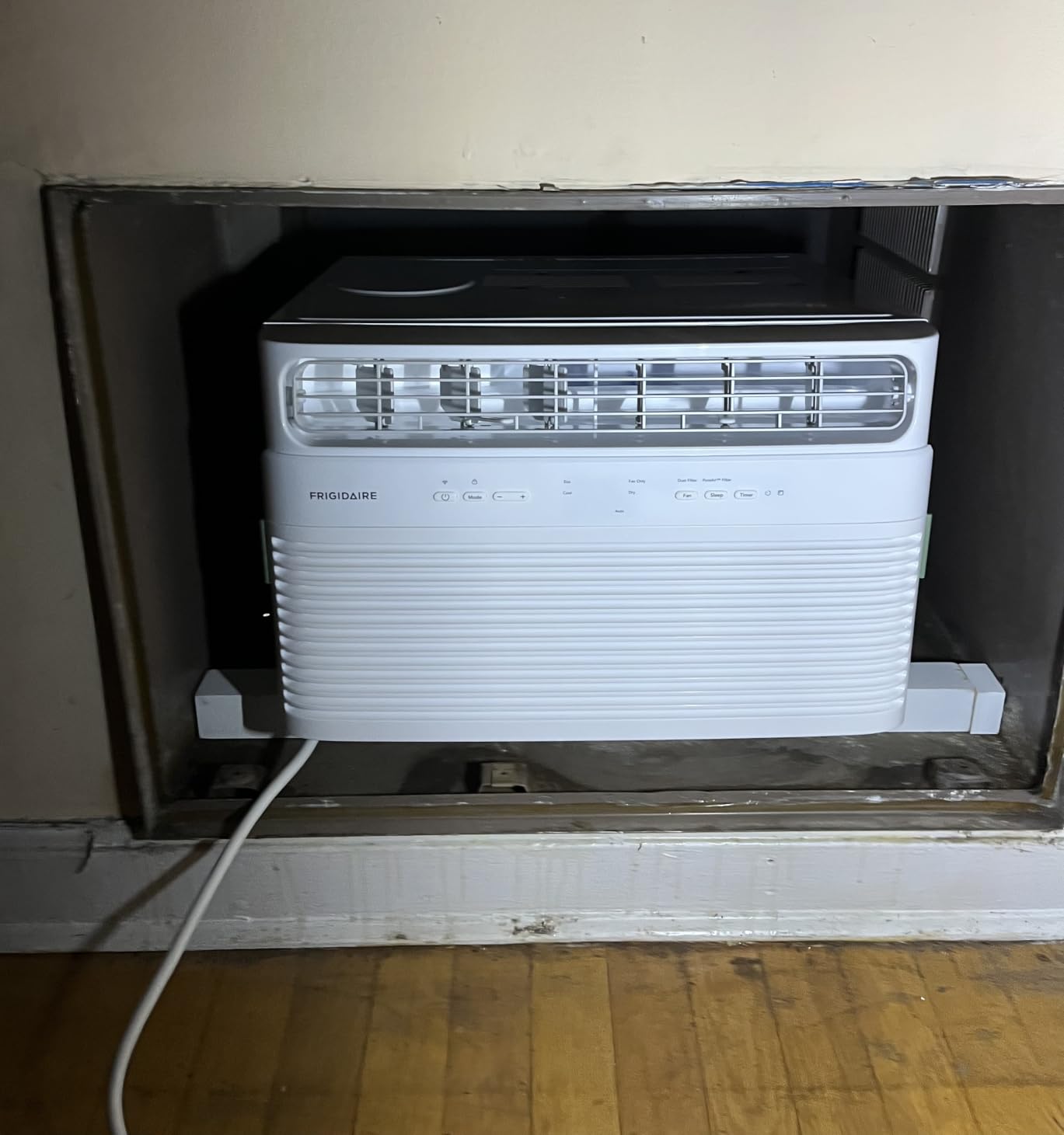 Frigidaire 8,000 BTU Window Air Conditioner with Remote Control, Cools Up to 350 Sq. Ft., Quiet Operation, Eco Mode, 3 Fan Speeds, Auto Restart, White customer photo 2