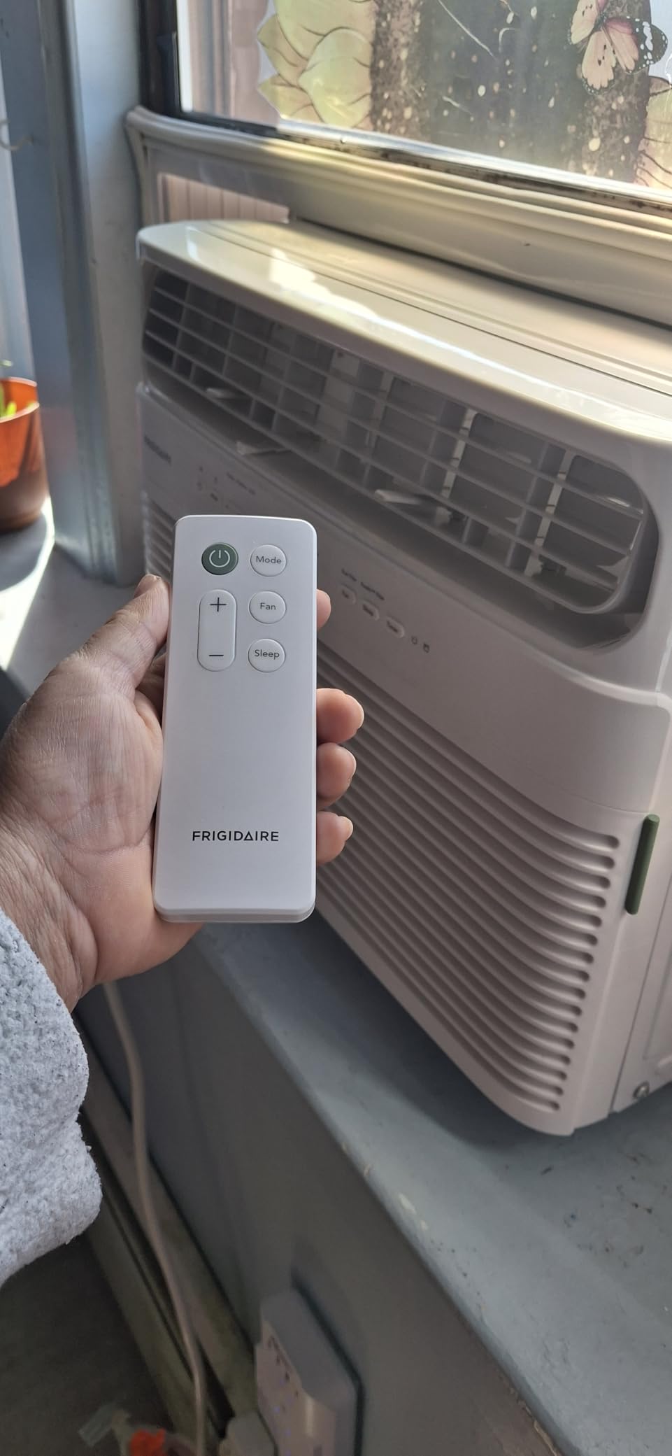 Frigidaire 10,000 BTU Smart Window Air Conditioner with Wi-Fi, Cools Up to 450 Sq. Ft., Remote Control, Quiet Operation, Eco Mode, 3 Fan Speeds, White customer photo 1