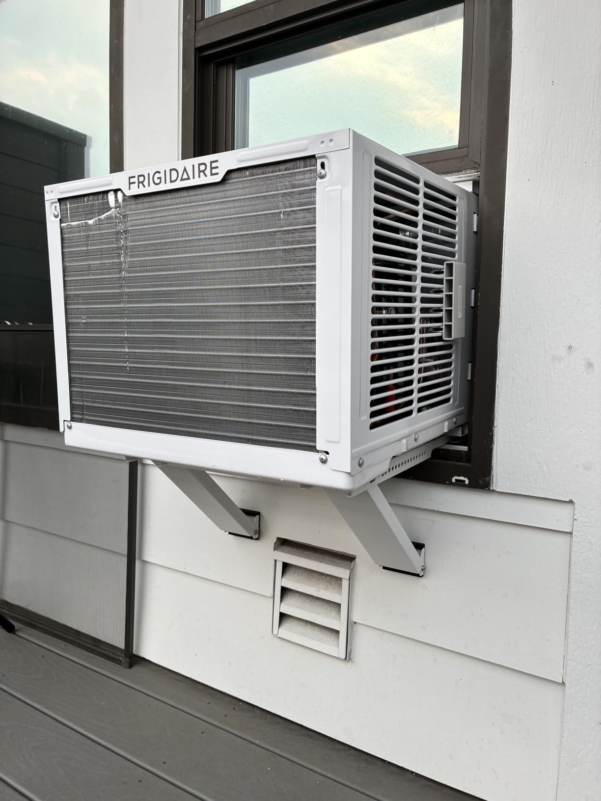 Frigidaire 10,000 BTU Smart Window Air Conditioner with Wi-Fi, Cools Up to 450 Sq. Ft., Remote Control, Quiet Operation, Eco Mode, 3 Fan Speeds, White customer photo 2