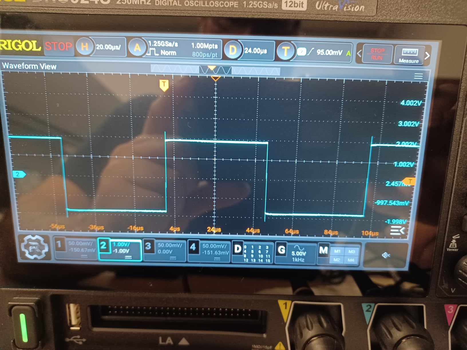 RIGOL DHO924S Oscilloscope with Built-in Signal Generator, 250MHz, 12-Bit | Built-in 25MHz AFG signal generator, 250MHz bandwidth, 12-bit high resolution, 2-in-1 professional lab instrument customer photo 1