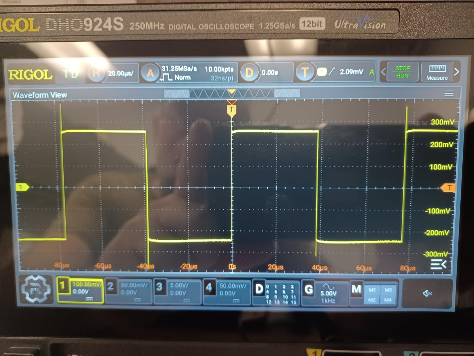 RIGOL DHO924S Oscilloscope with Built-in Signal Generator, 250MHz, 12-Bit | Built-in 25MHz AFG signal generator, 250MHz bandwidth, 12-bit high resolution, 2-in-1 professional lab instrument customer photo 2
