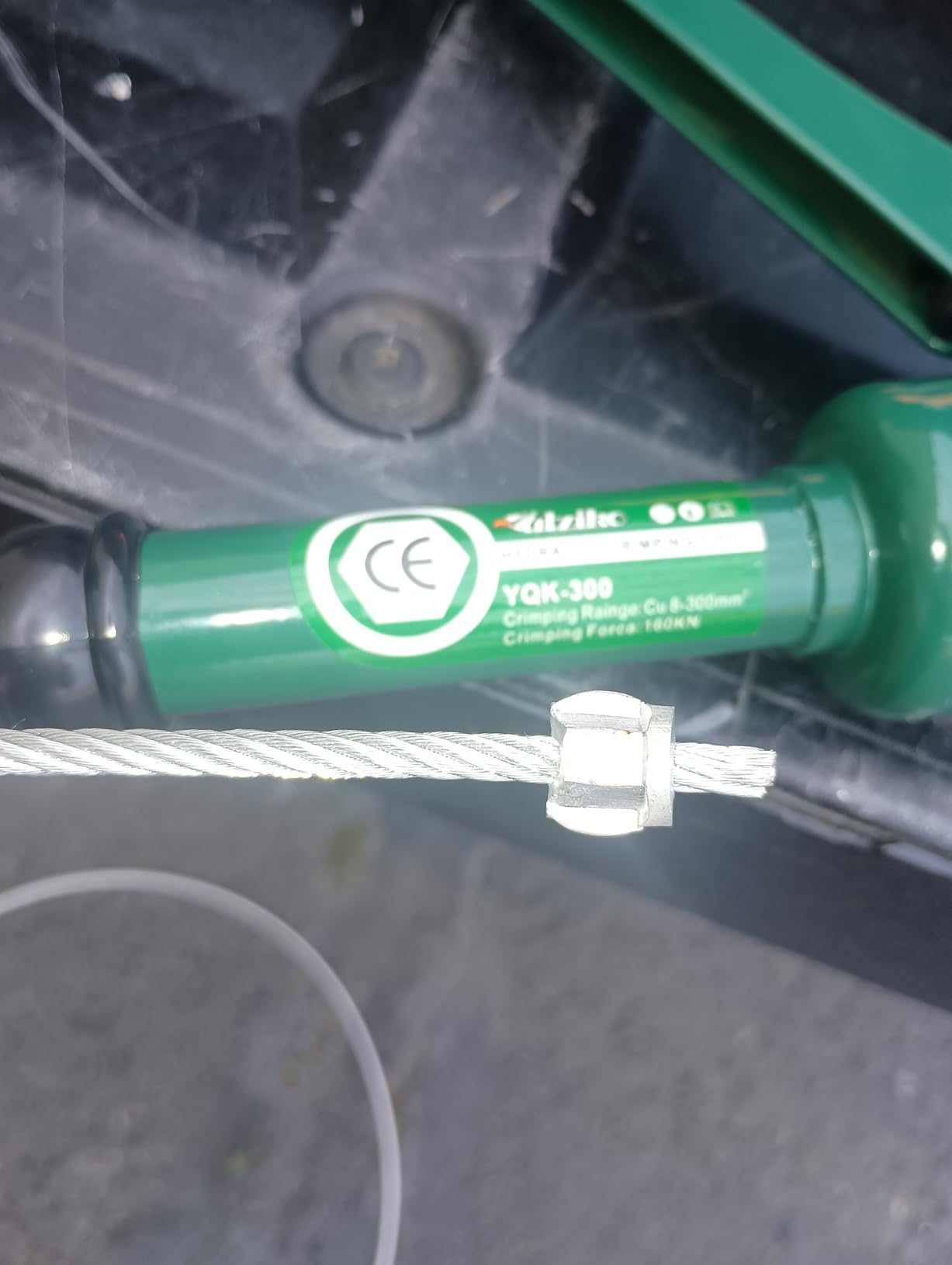 16-Ton Hydraulic Wire Crimper with 13 Pairs of US Dies | For electricians and mechanics, crimps 6 AWG-600 MCM cable lugs with 13 pairs of standard US dies. customer photo 1