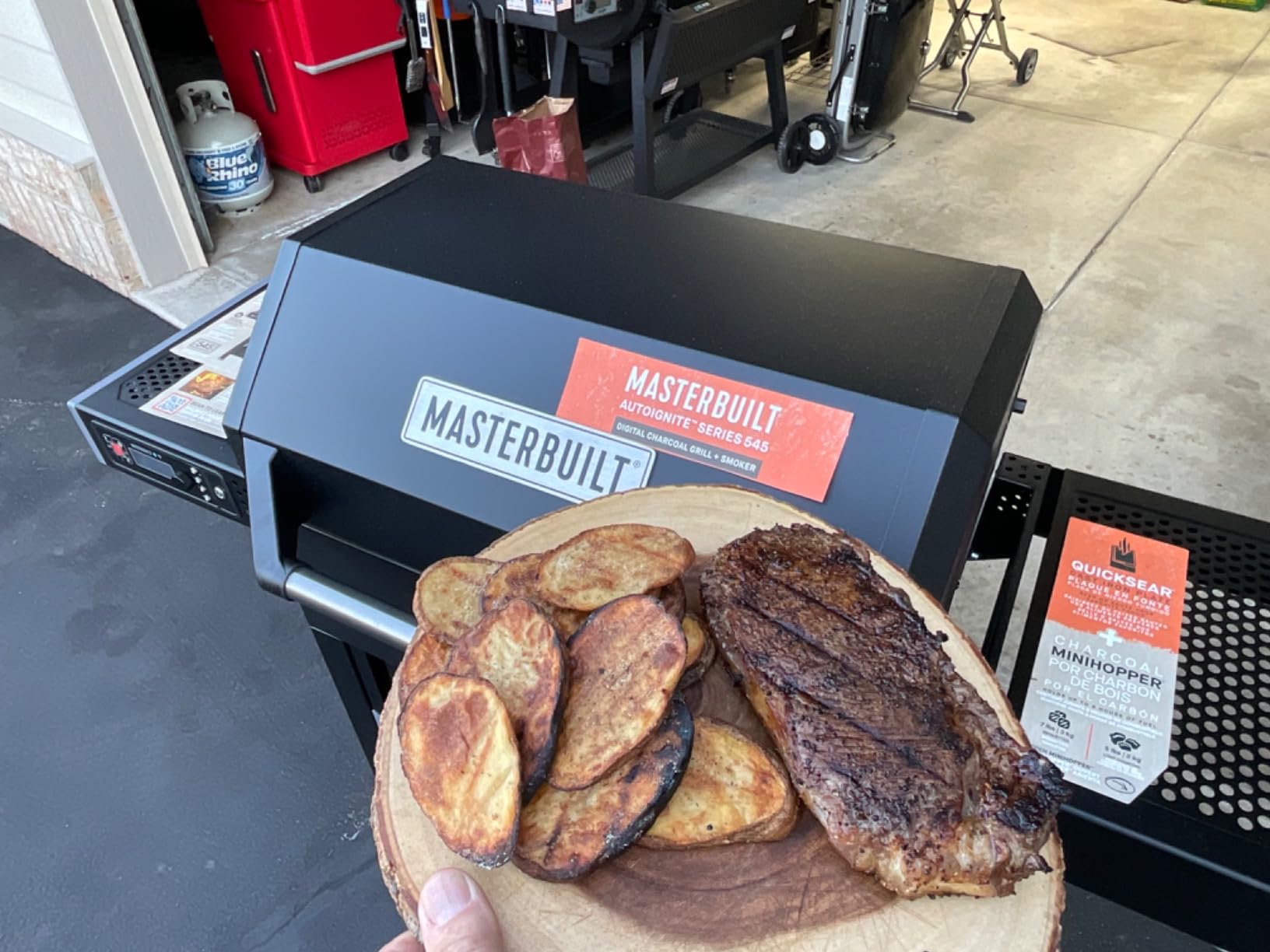 Masterbuilt AutoIgnite 545 Digital Charcoal Grill and Smoker Combo for Easy Grilling, Digital Control, App, Sear Plate, Mini Hopper and 545 BBQ Cooking Square In. in Black customer photo 1