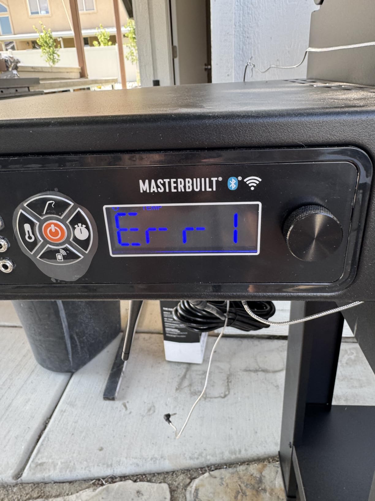 Masterbuilt Gravity Series 600 Smoker Grill - Digital Charcoal Grill, WiFi Technology, GravityFed Charcoal Hopper, 600 Cooking Sq. Inches, Black, Model MB20041023 customer photo 1