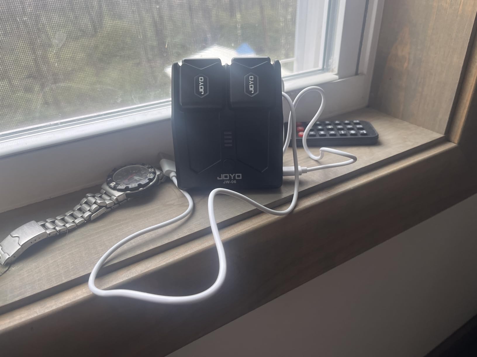 JOYO 5.8GHz Wireless Guitar System Transmitter and Receiver with Charging Case, 18H Battery life, 48kHz/24Bit, Low Latency, 4 Channels, Plug & Play for Electric Guitar & Bass (JW-06) customer photo 2