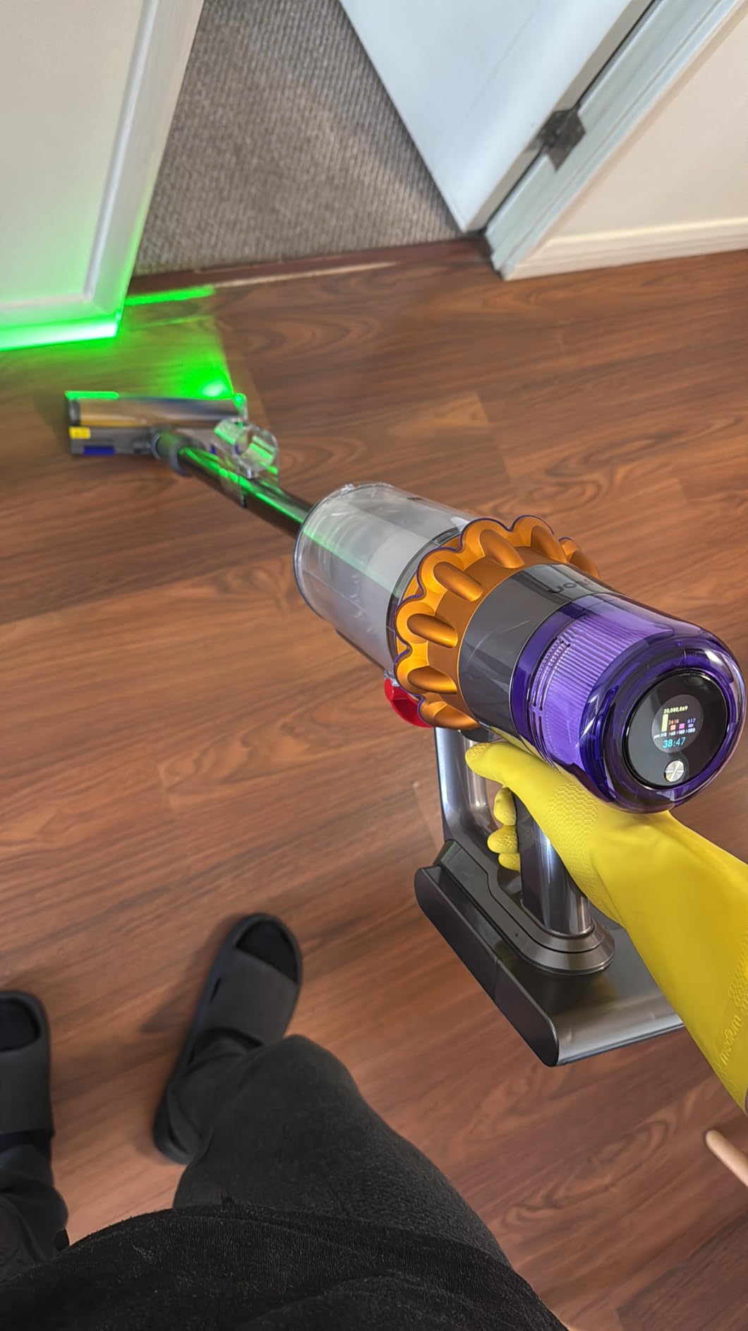 Dyson V15 Detect Plus Cordless Vacuum, Illumination Reveals dust, 240AW, 3 Power Modes, Up to 60 Minutes,² Deep Cleans Hard Floors and Carpets, Detangles pet Hair, Converts to Handheld customer photo 2