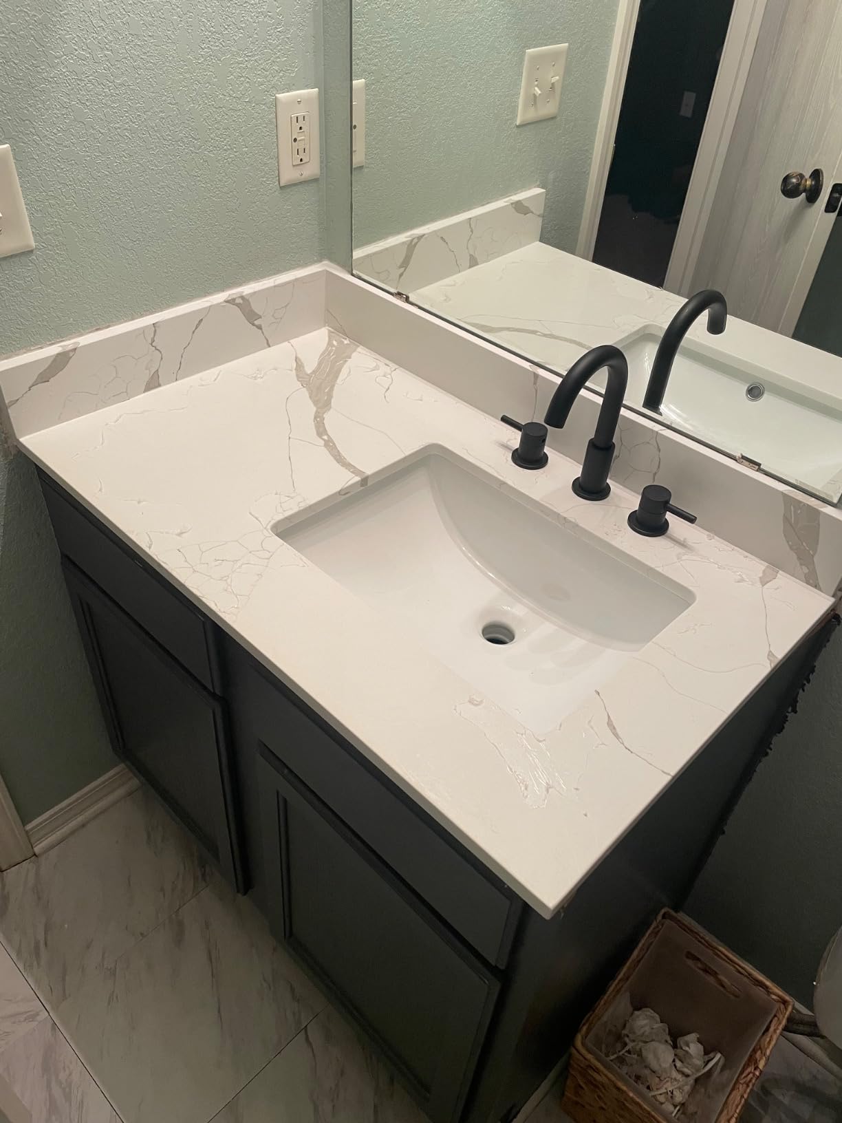 30 in.W x 22 in.D Quartz Calacatta River Vanity Top with Undermount Middle Sink, One Sidesplash and One Backsplash, Single Faucet Hole Spread Bathroom Vanity Sink Countertop customer photo 1