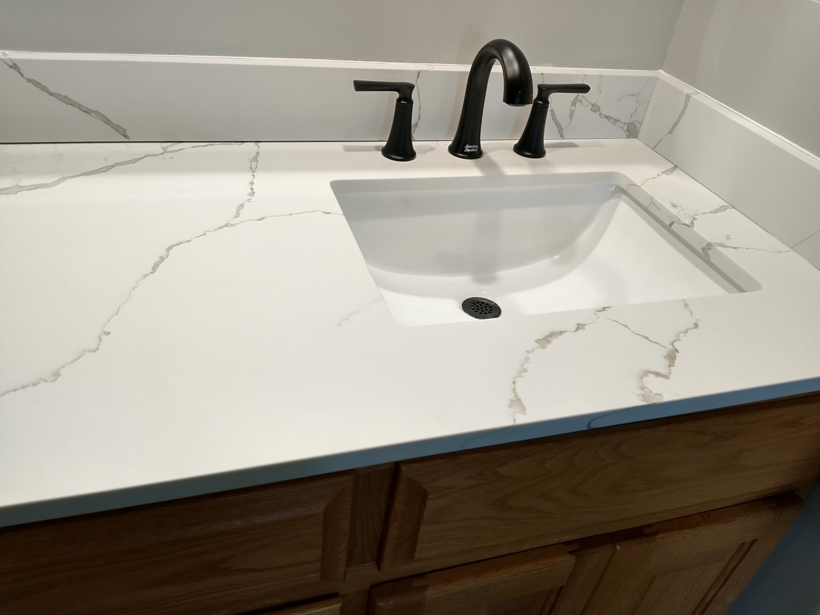30 in.W x 22 in.D Quartz Calacatta River Vanity Top with Undermount Middle Sink, One Sidesplash and One Backsplash, Single Faucet Hole Spread Bathroom Vanity Sink Countertop customer photo 2