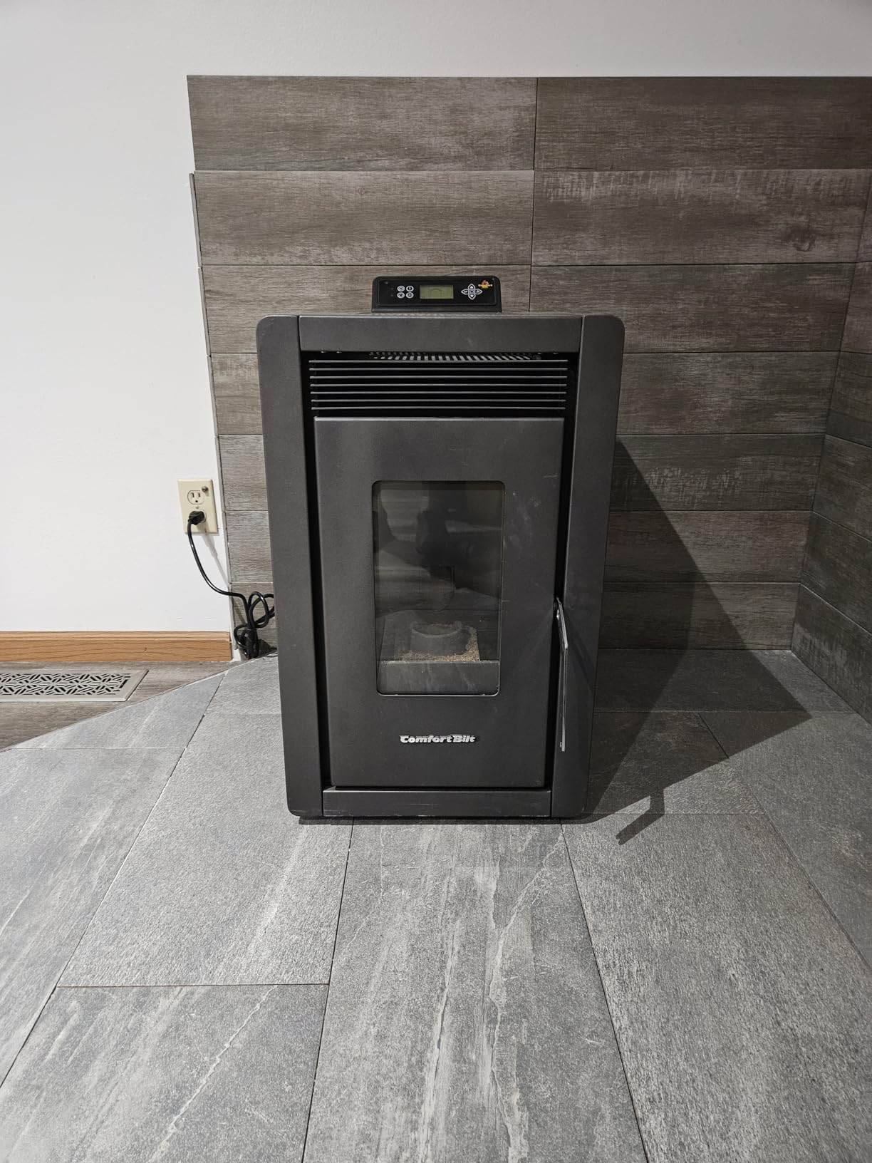 Generic Comfortbilt Small Mini Pellet Stove HP 40 1,500 ft² 25 LB Hopper Apline Series, Black customer photo 1