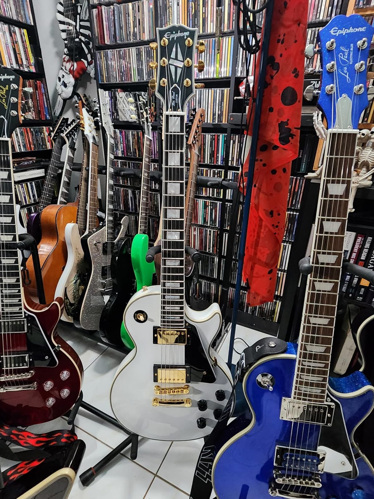 Epiphone Inspired by Gibson Custom Les Paul Custom, Ebony Gold Hardware with Hard Case customer photo 1