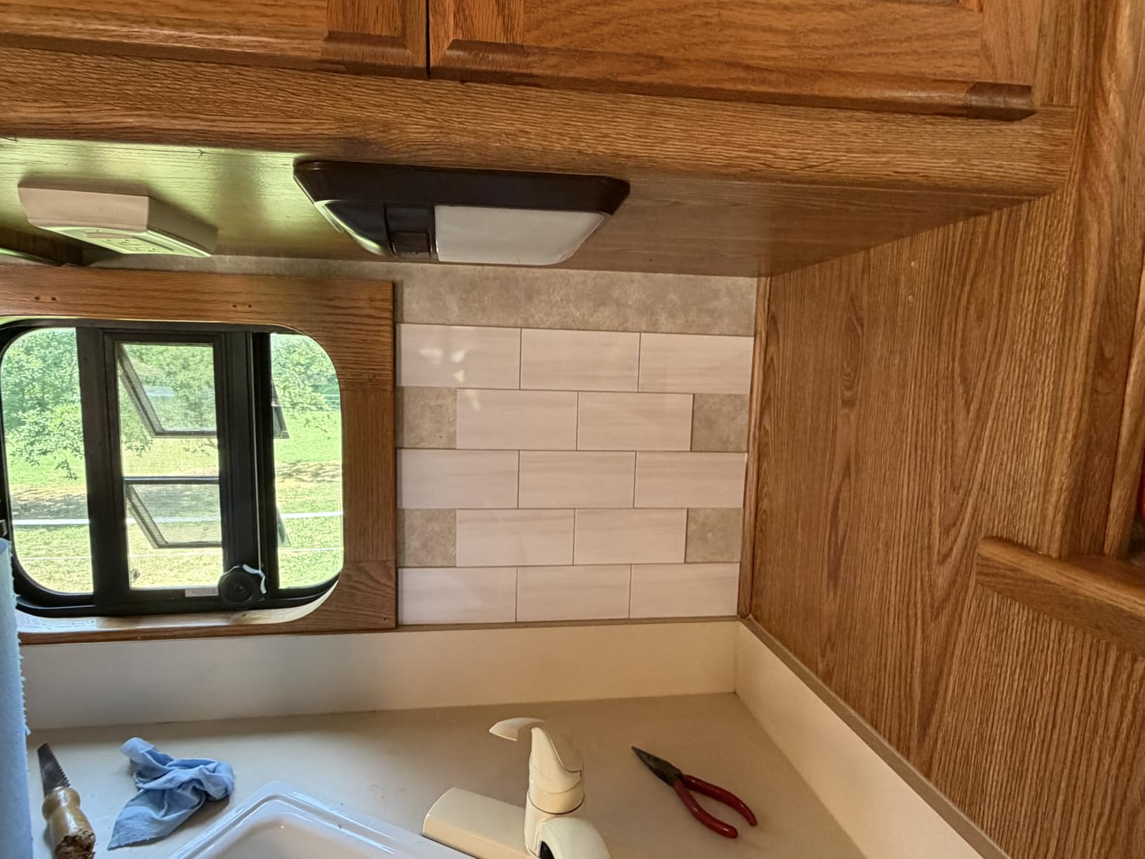 Vamos Tile 100-Piece Glossy Wooden Marble Grain Peel and Stick Backsplash Tile, 3''x6'' PVC Subway Tile with White Grout, Stick on Backsplash for Kitchen/Bathroom/Fireplace customer photo 1