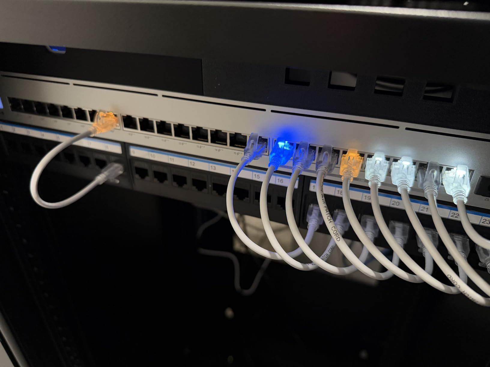 Jadaol [UL Listed] 24 Port Patch Panel Rackmount or Wall Mount 19-Inch 1U | Cat 6 Network Panel Preloaded with 24 Keystone Couplers plus 1 Spare, 10Gbps Ethernet Panel with Cable Management & Back Bar customer photo 1