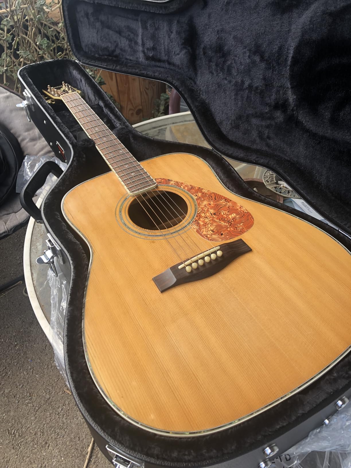 VEVOR Acoustic Guitar Hard Case, 43.31 in Gourd-Shaped Guitar Hard Case, With Lock Latch Key Handle, PVC Padding Soft Lining Water-Resistant Hard Shell Guitar Case, for 39-41 in Acoustic Guitar, Black customer photo 2