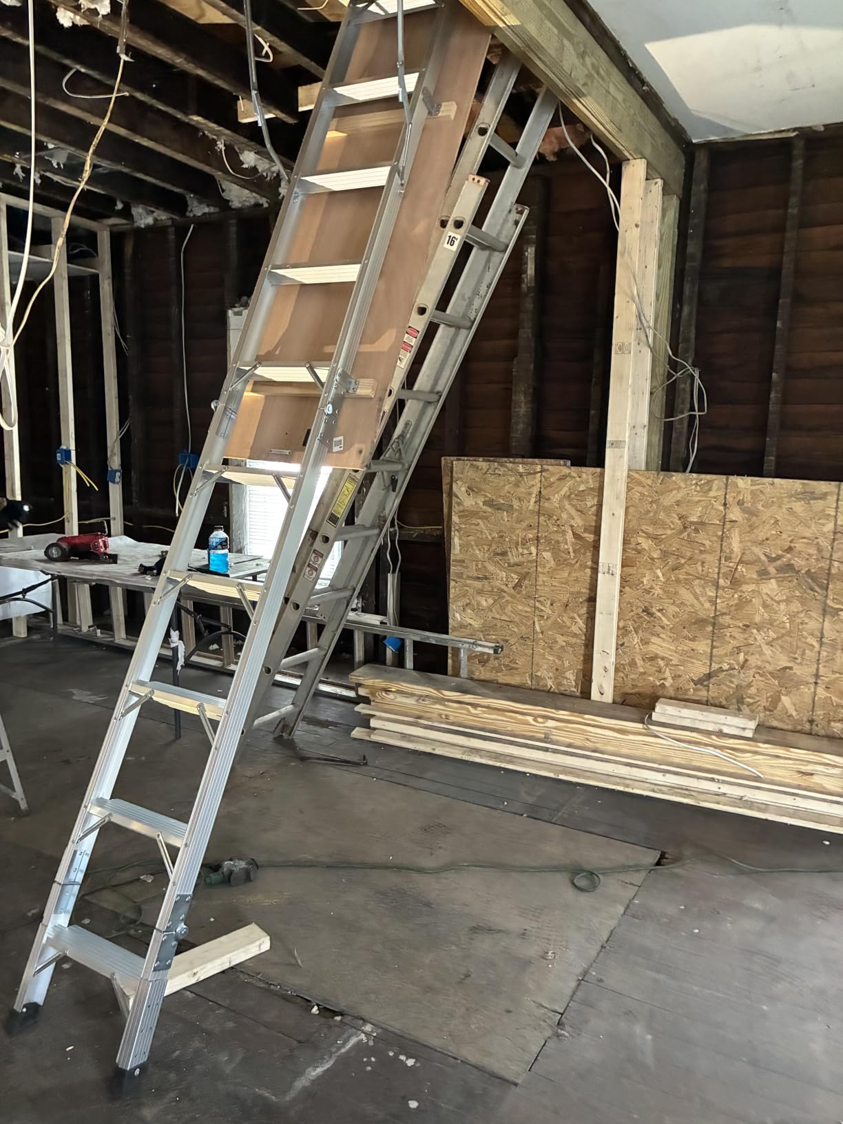 VEVOR Attic Ladder Wall-Mounted, 660LBS/299.4KG Capacity, Fits 9.5 to 10 ft Ceiling Height, 12-Step Steel Folding Stairs with Handrails, Pull Down Attic Ladders for Attics, Garages, Roofs, Basements customer photo 2