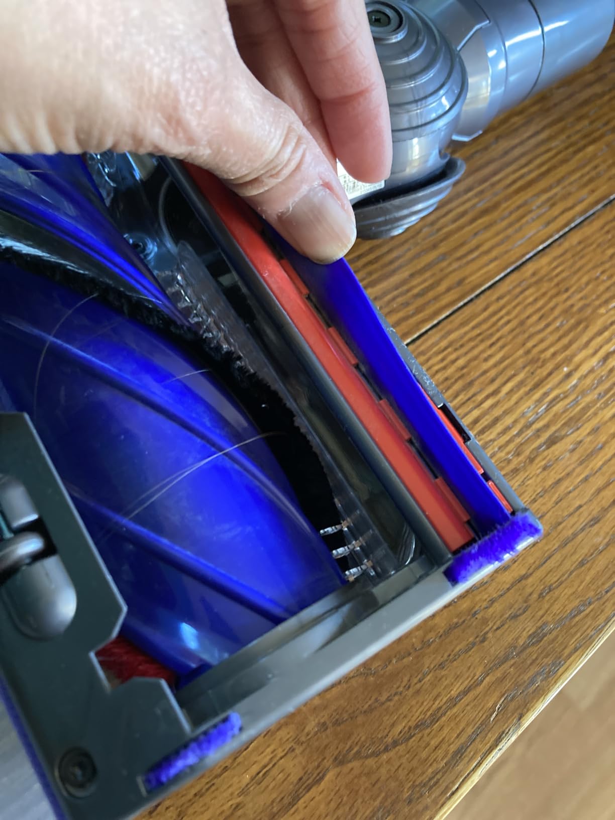 Dyson V9 Motorbar Cordless Vacuum, Cleans Hard Floors and Carpets, Detangles, Converts to Handheld, 100AW, 3 Power Modes, Up to 40 Minutes¹ customer photo 1