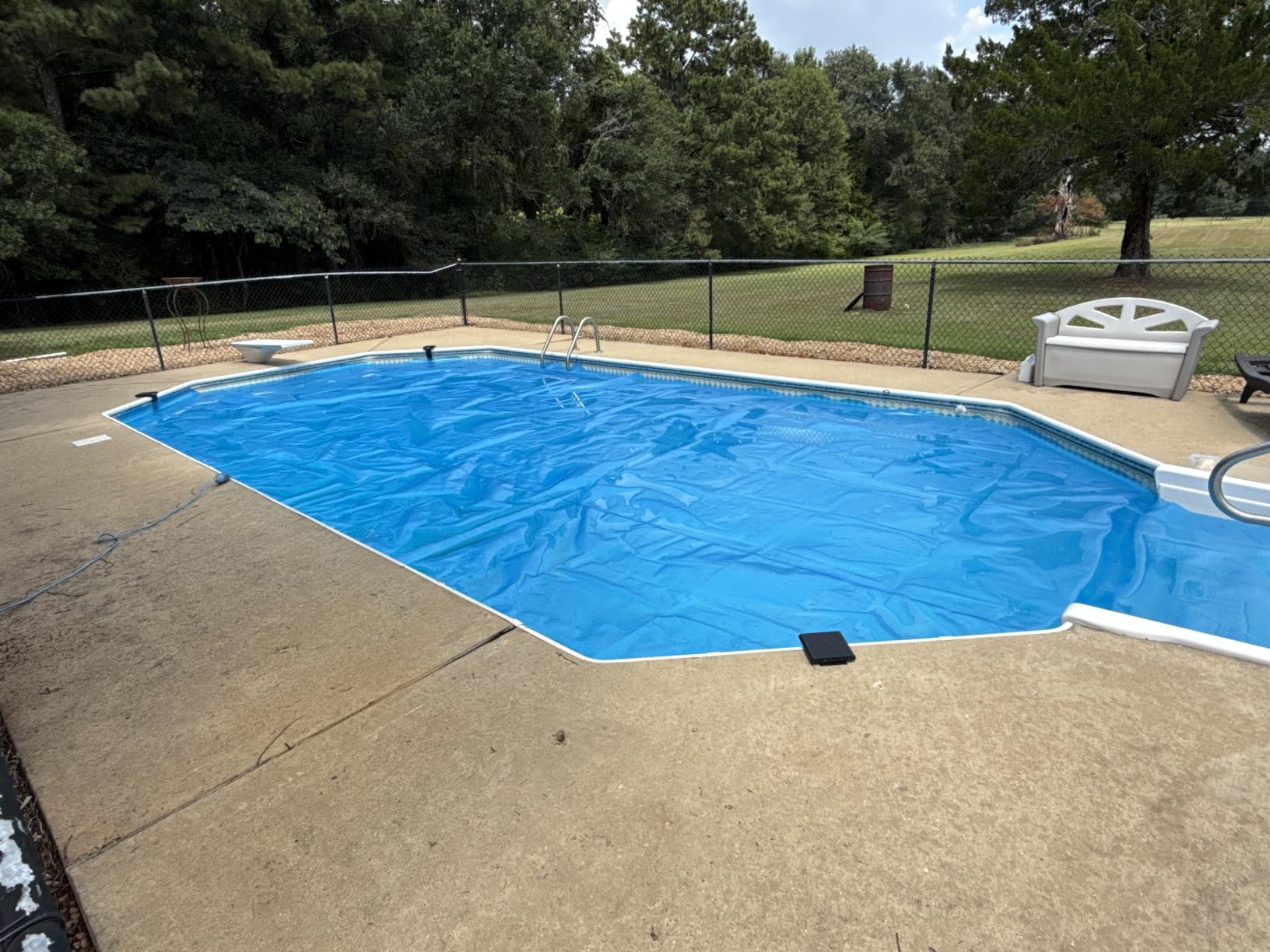 VEVOR Solar Pool Cover 32 x 16 ft 16 Mil Pool Bubble Cover Blue & Black | Solar Blanket with Dual Heat-Locking Air Layer for Pools, Daytime Heat Absorption, Nighttime Heat Retention, Cuttable Design customer photo 1