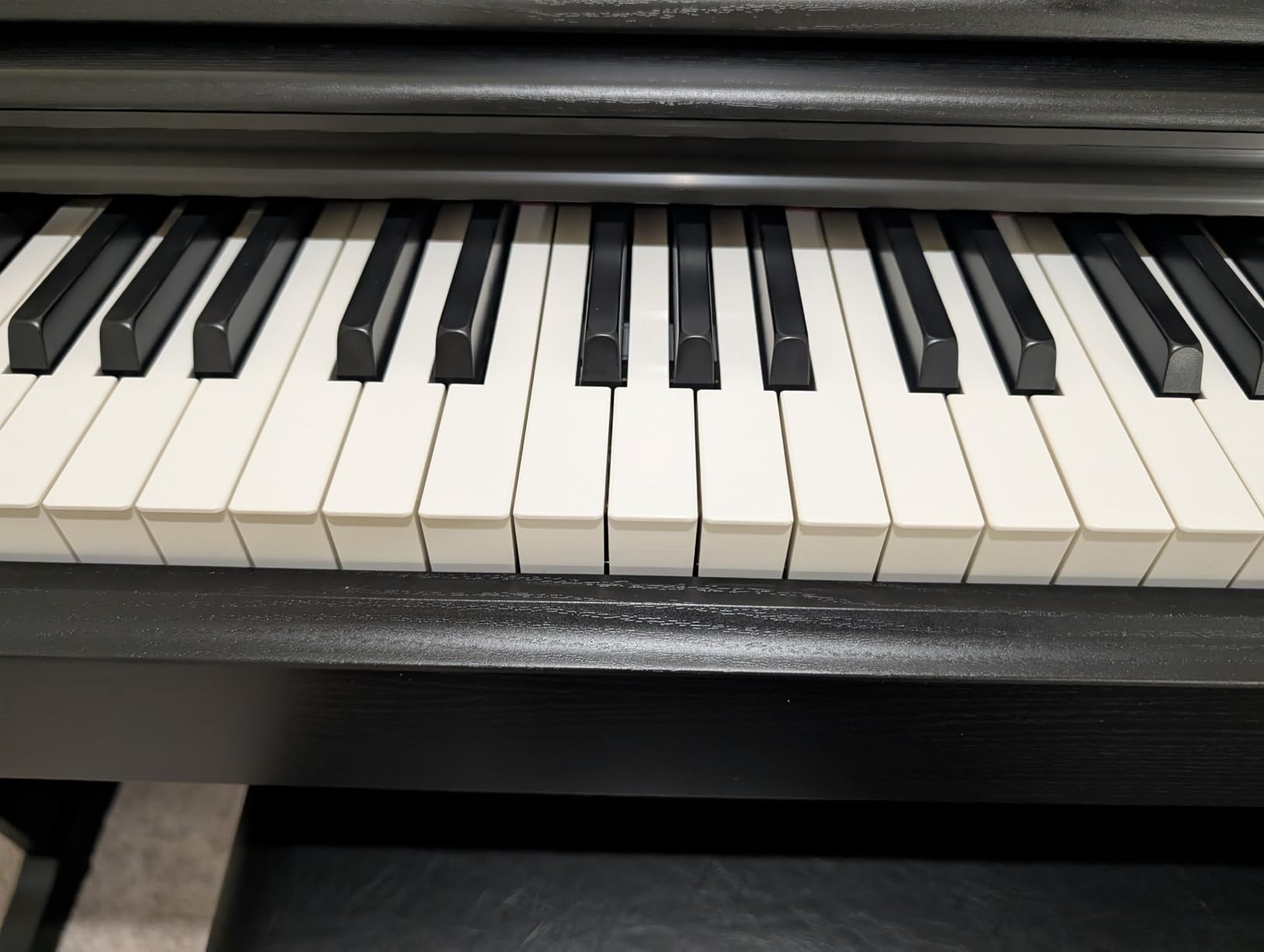 YDP105 88-Key Weighted Action Upright Digital Piano for Beginner and Intermediate Players, Dynamic Response, Grand Piano Sound, 3-pedal Unit, Upright Design, Bench Included, White customer photo 1