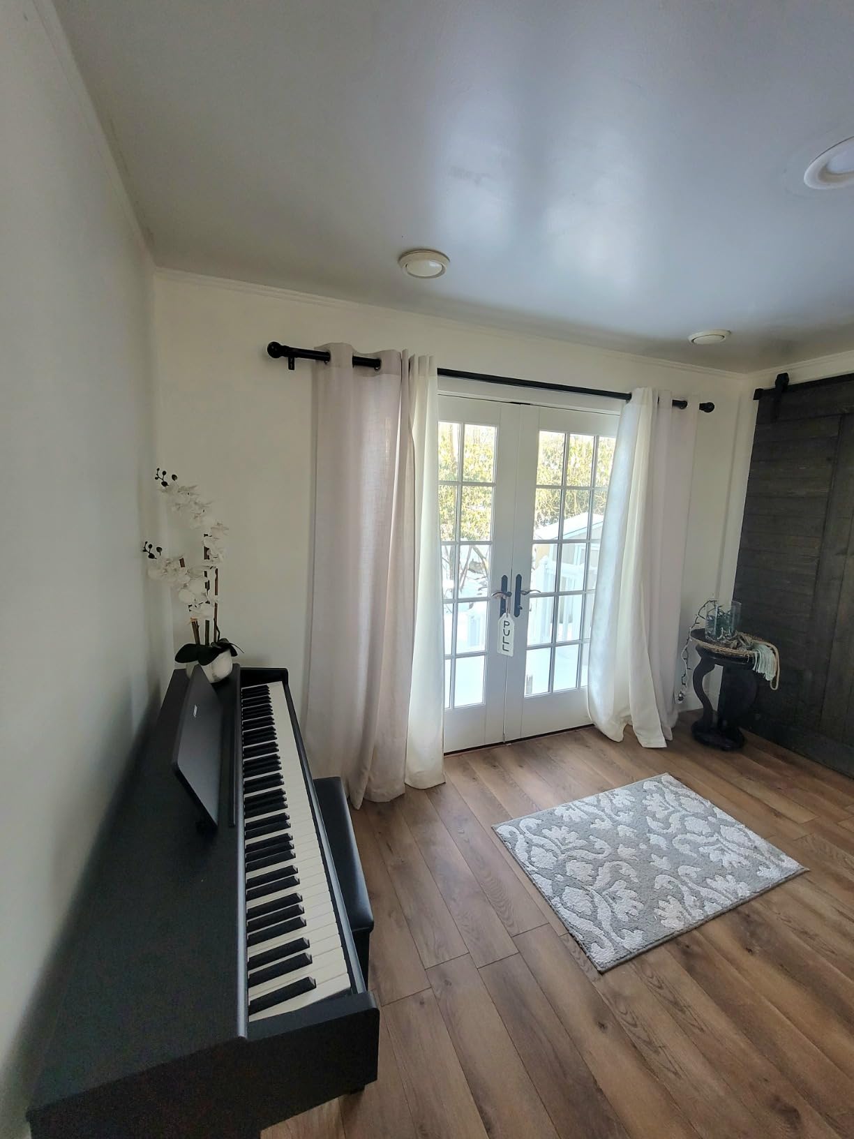 YDP105 88-Key Weighted Action Upright Digital Piano for Beginner and Intermediate Players, Dynamic Response, Grand Piano Sound, 3-pedal Unit, Upright Design, Bench Included, White customer photo 2