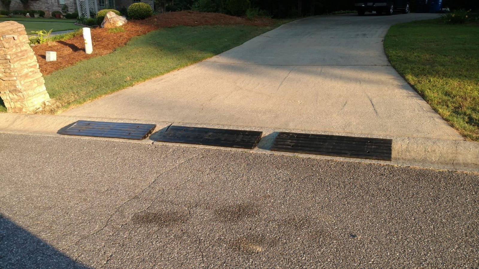 Car Vehicle Curbside Driveway Ramp - 4ft Heavy Duty Rubber Threshold Bridge Track Curb Ramp, for Loading Dock, Garage, Sidewalk, Truck, Scooter, Bike, Motorcycle, Wheelchair Mobility - Pyle PCRBDR21 customer photo 1