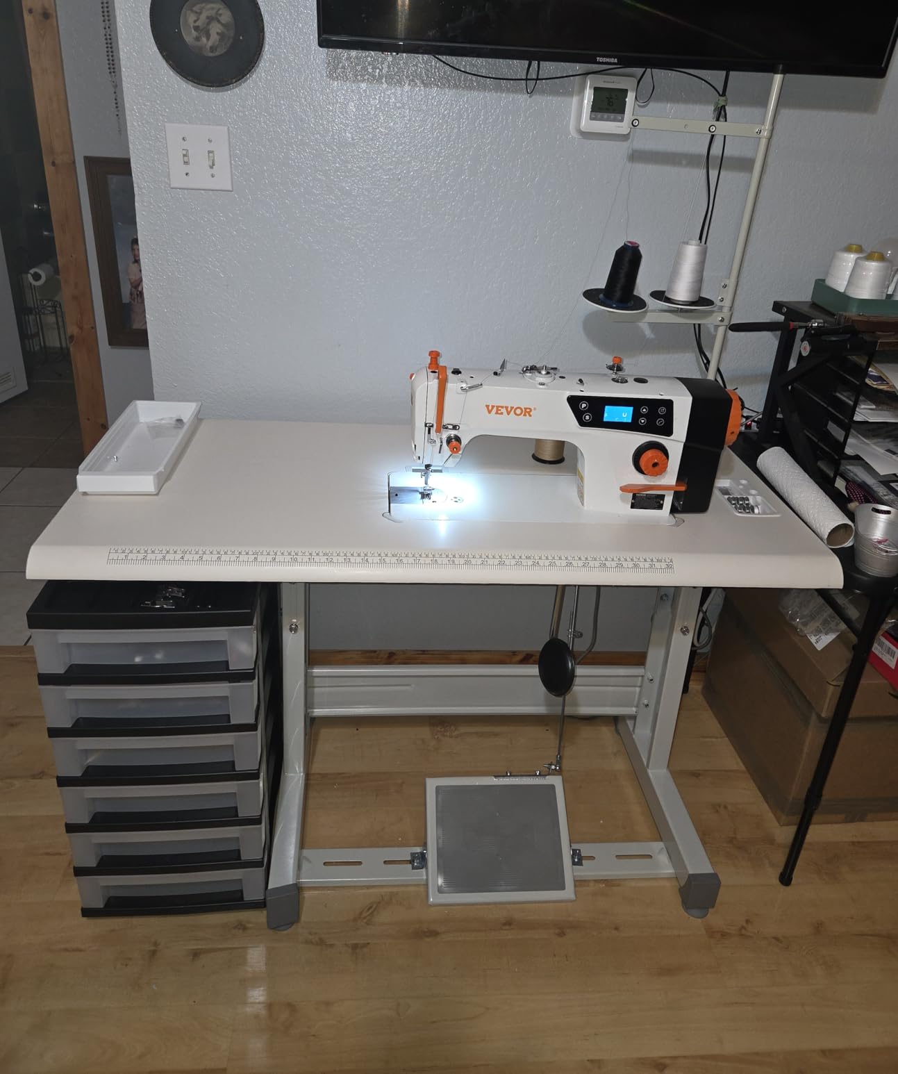 VEVOR Industrial Lockstitch Sewing Machine, 550W Servo Motor Commercial Sewing Machine Set with Table Stand, 5000 SPM High Speed, Auto Thread Trimmer, Metal Frame for Denim Cotton Sewing customer photo 2