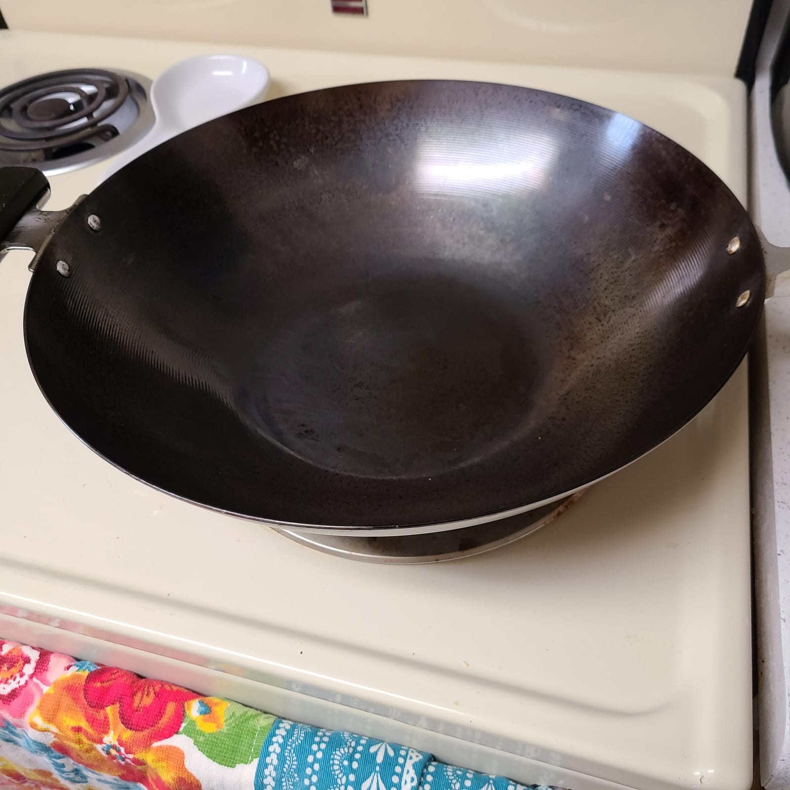 JOYCE CHEN Professional Series 14-Inch Carbon Steel Wok with Phenolic Handles customer photo 2