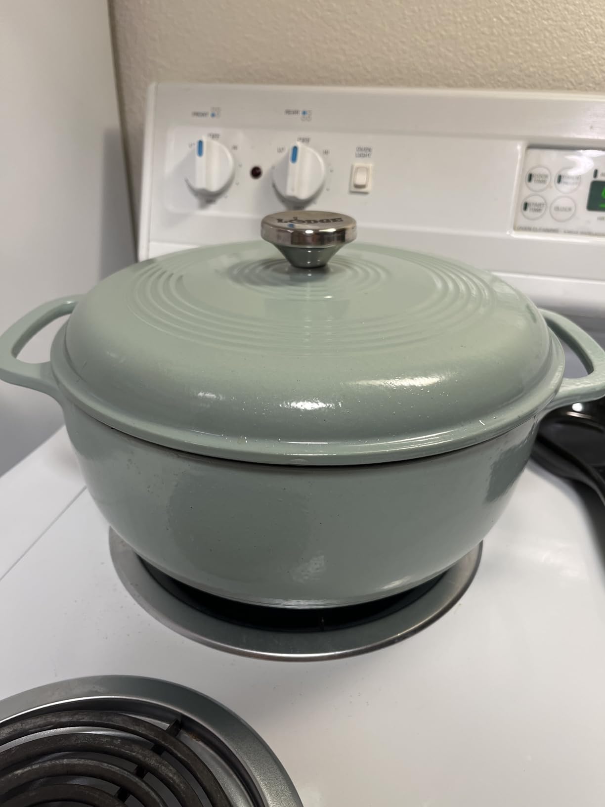 Lodge Essential Enamel Cast Iron Dutch Oven, 6 Quart, Caribbean Blue customer photo 2