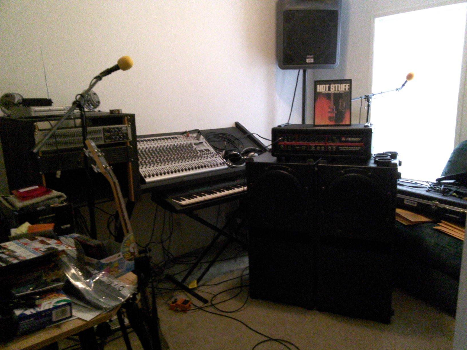 Behringer Europower Ep4000 Professional 4,000-Watt Stereo Power Amplifier With Atr (Accelerated Transient Response) Technology customer photo 1