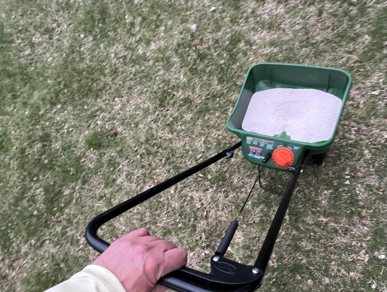 Scotts Turf Builder EdgeGuard Mini Broadcast Spreader customer photo 1