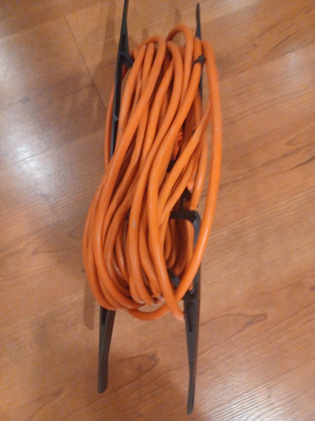 Woods Light Duty Extension Cord Wrap - Holds Up to 100 Feet of 16/3 Cord - Durable H-Frame Cord Reel with Built-In Carrying Handle - Black customer photo 2