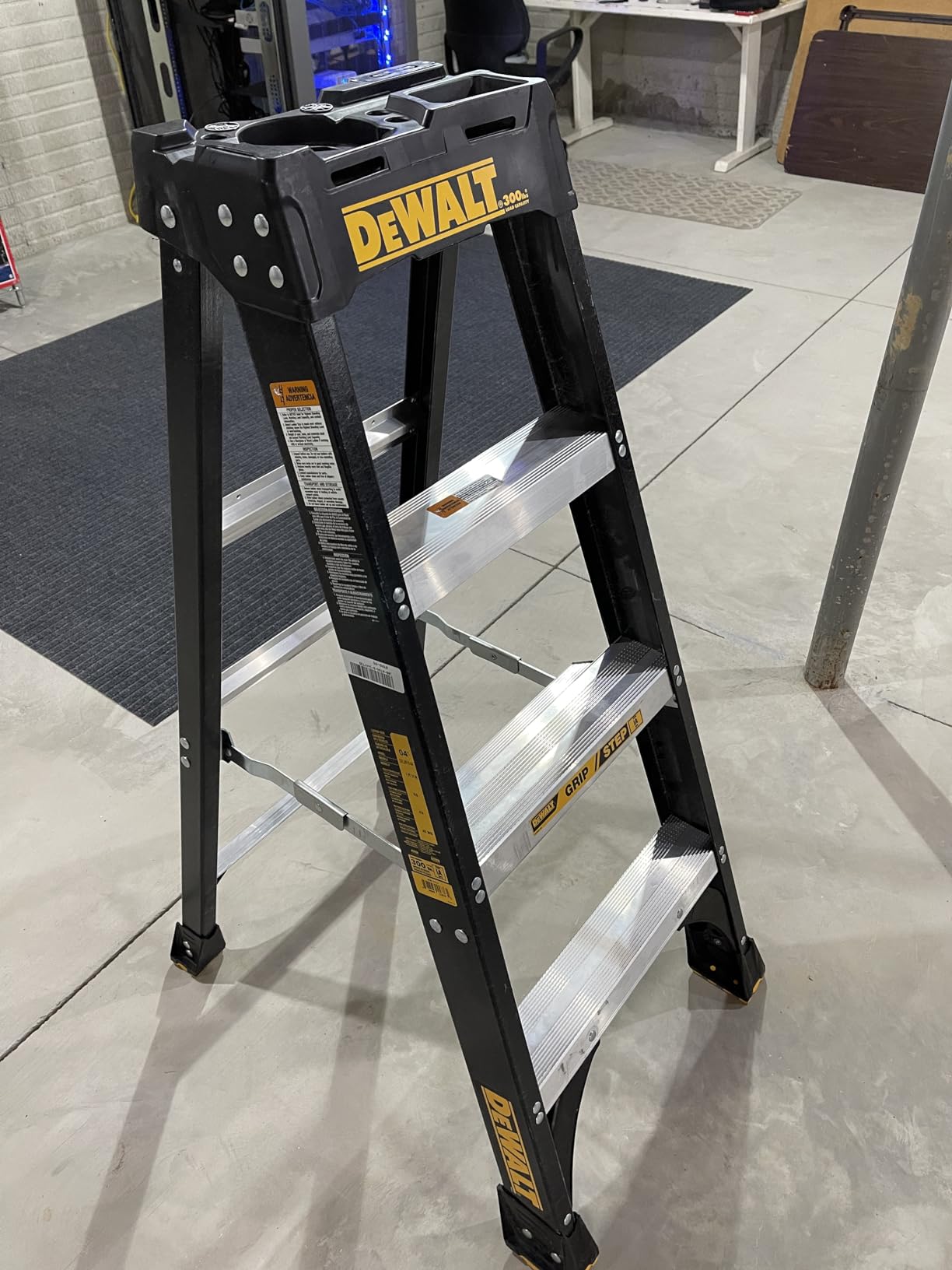 DeWalt 6-Foot Fiberglass Step Ladder, 300-Pound Load Capacity, Type IA, DXL3010-06 customer photo 2