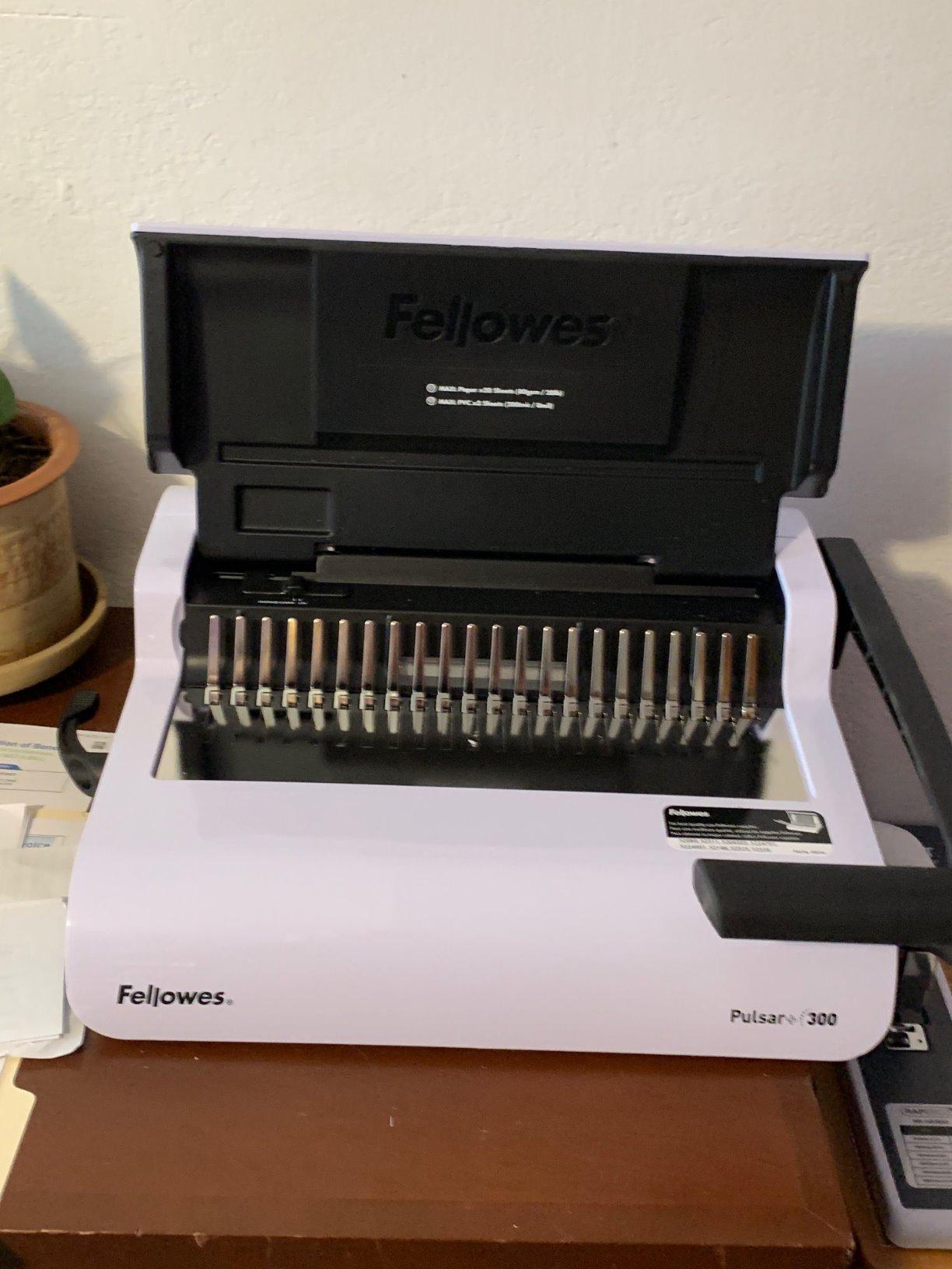Fellowes Pulsar+ Comb Binding Machine, School Supplies & Classroom Organization Manual Binder, 20-Sheet Punch Capacity, Includes 10-Pack Starter Kit (5006801) customer photo 1