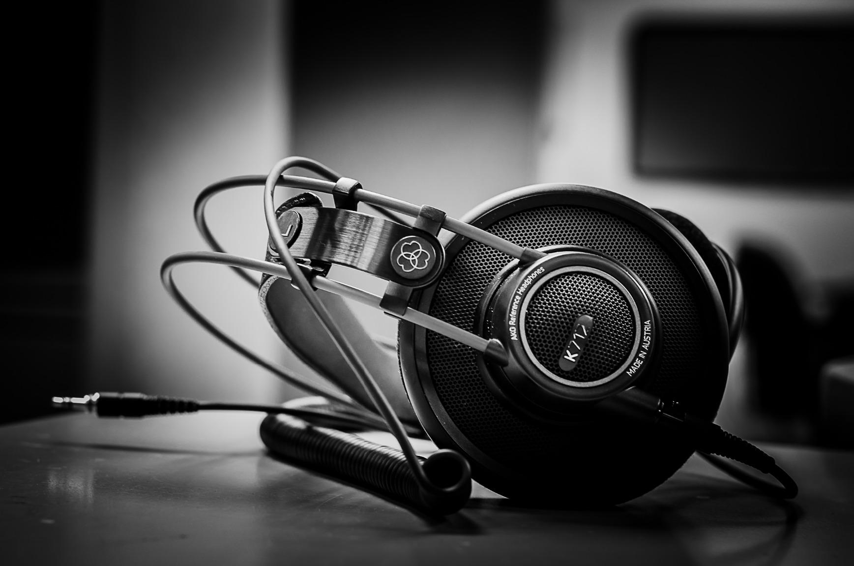 AKG Pro Audio K712 PRO, Wired, Over-Ear, Open Back, Reference Studio Headphones, Flat Wire Voice Coil, Black customer photo 1