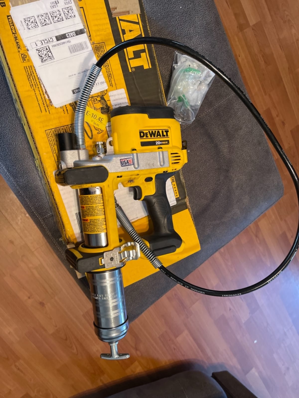 DEWALT Grease Gun 20V MAX, Cordless Electric Grease Gun 42” Hose, 10,000 PSI, Variable Speed Triggers, Tool Only (DCGG571B) customer photo 2