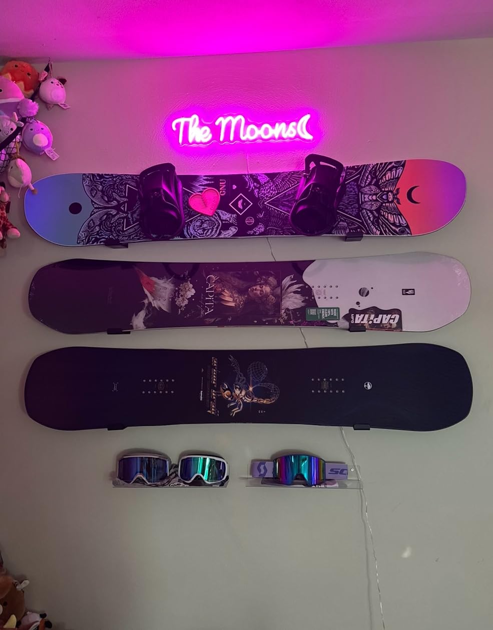 StoreYourBoard Minimalist Snowboard Display Rack, Wall Mount Storage customer photo 1