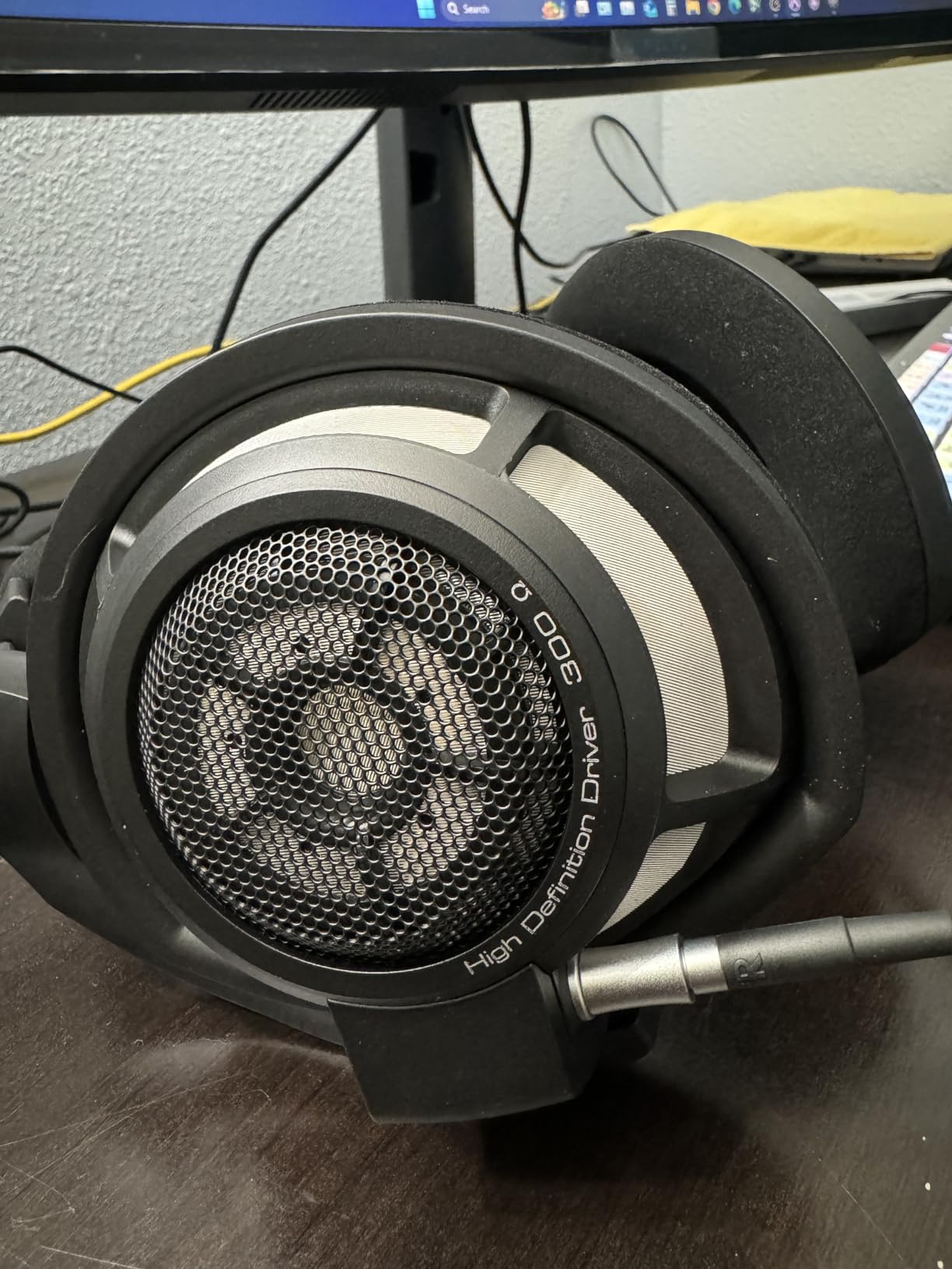 Sennheiser HD 800 S Over-The-Ear Audiophile Reference Headphones - Ring Radiator Drivers with Open-Back Earcups, Includes Balanced Cable, 2-Year Warranty (Black) customer photo 2