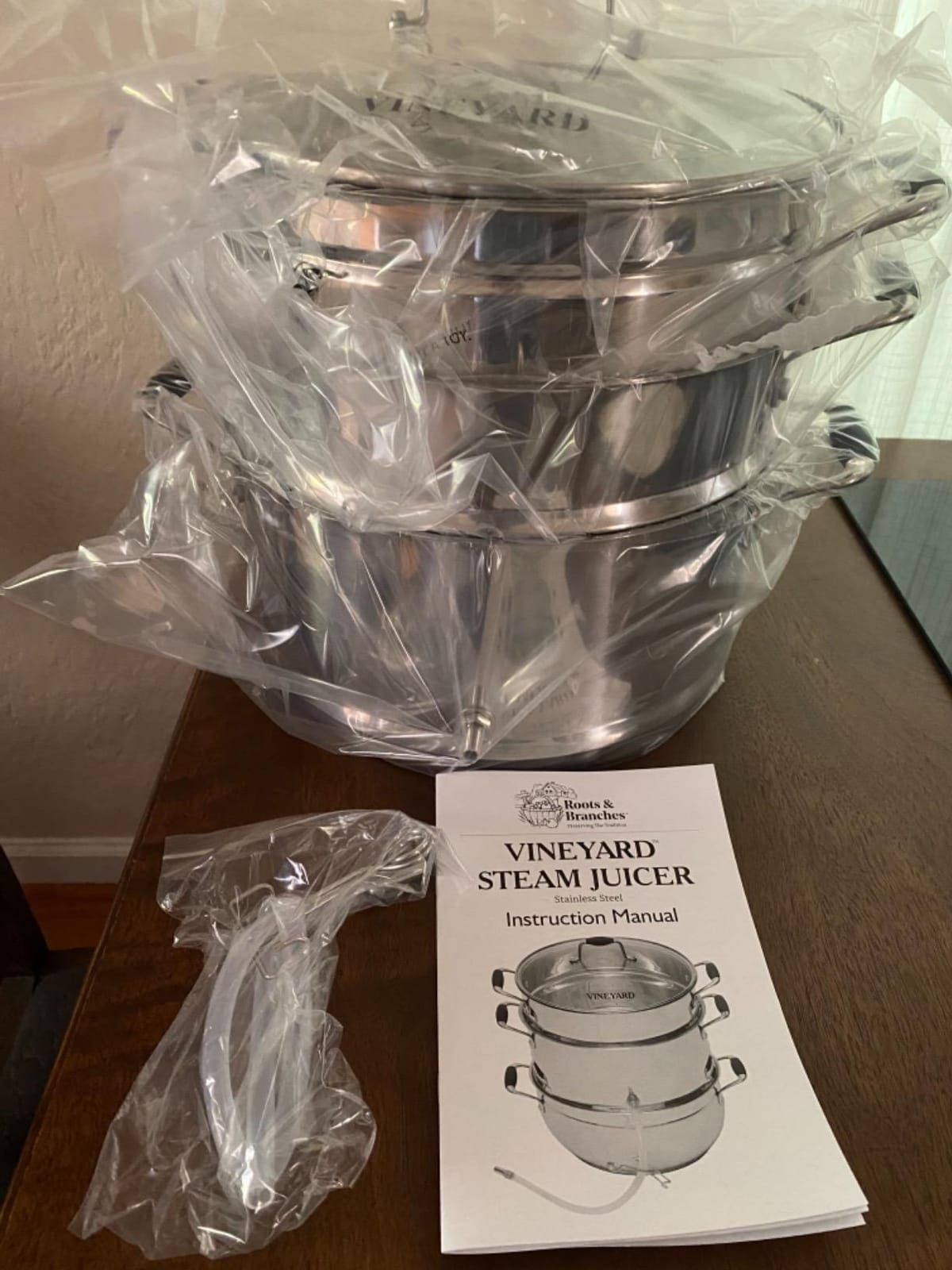 VINEYARD Deluxe Stainless Steel Steam Juicer & Roaster Set - Induction Friendly, Tempered Glass Lid, Cool-Touch Handles, 8 Quart Capacity customer photo 2