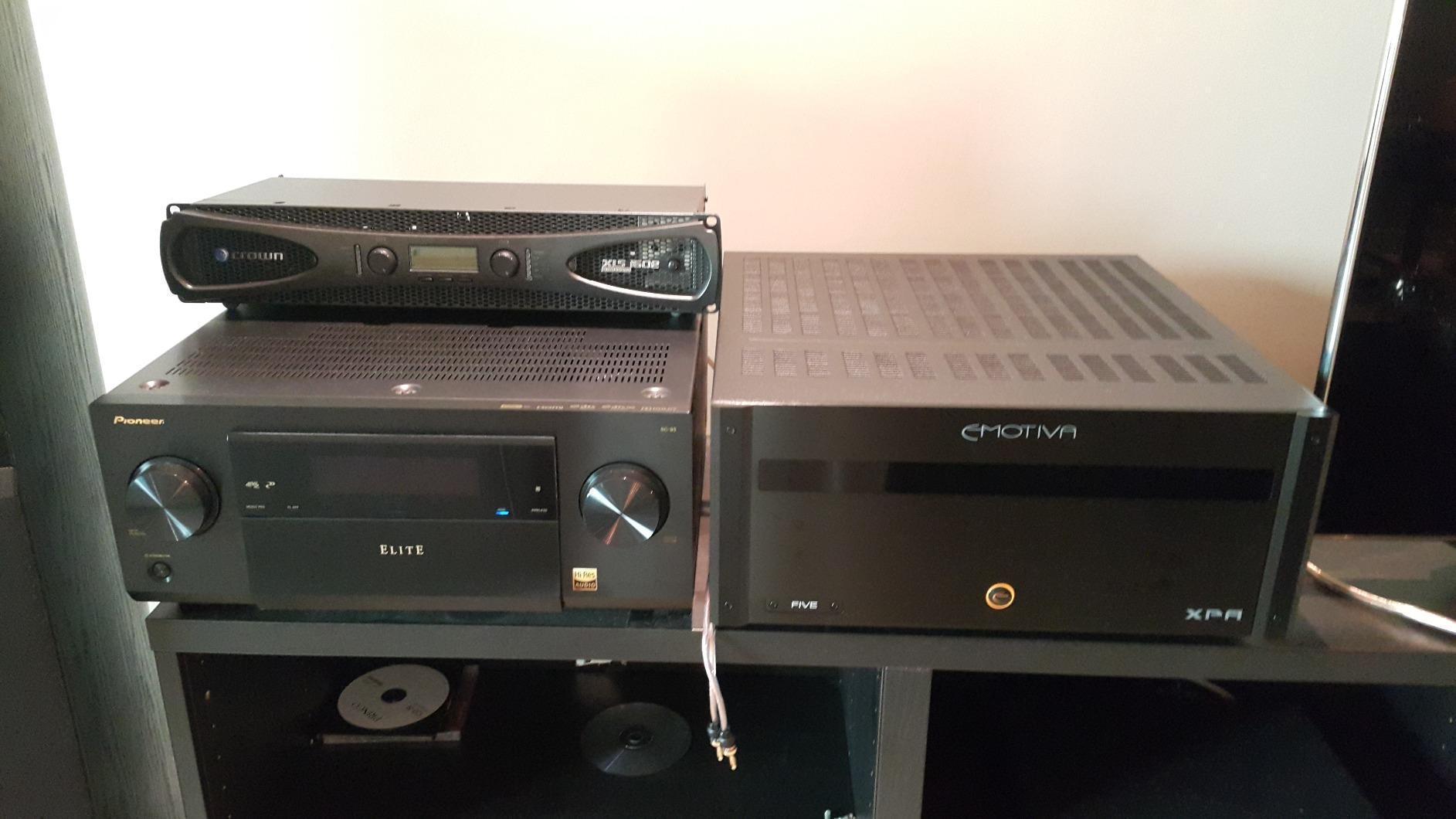Crown XLS2502 2-Channel Class D DriveCore Professional Audio Power Amplifier with DSP, Band Pass Filters & Peakx Limiters. XLR/RCA Inputs, 775W at 4 Ohm, PureBand Crossover System. Black customer photo 1