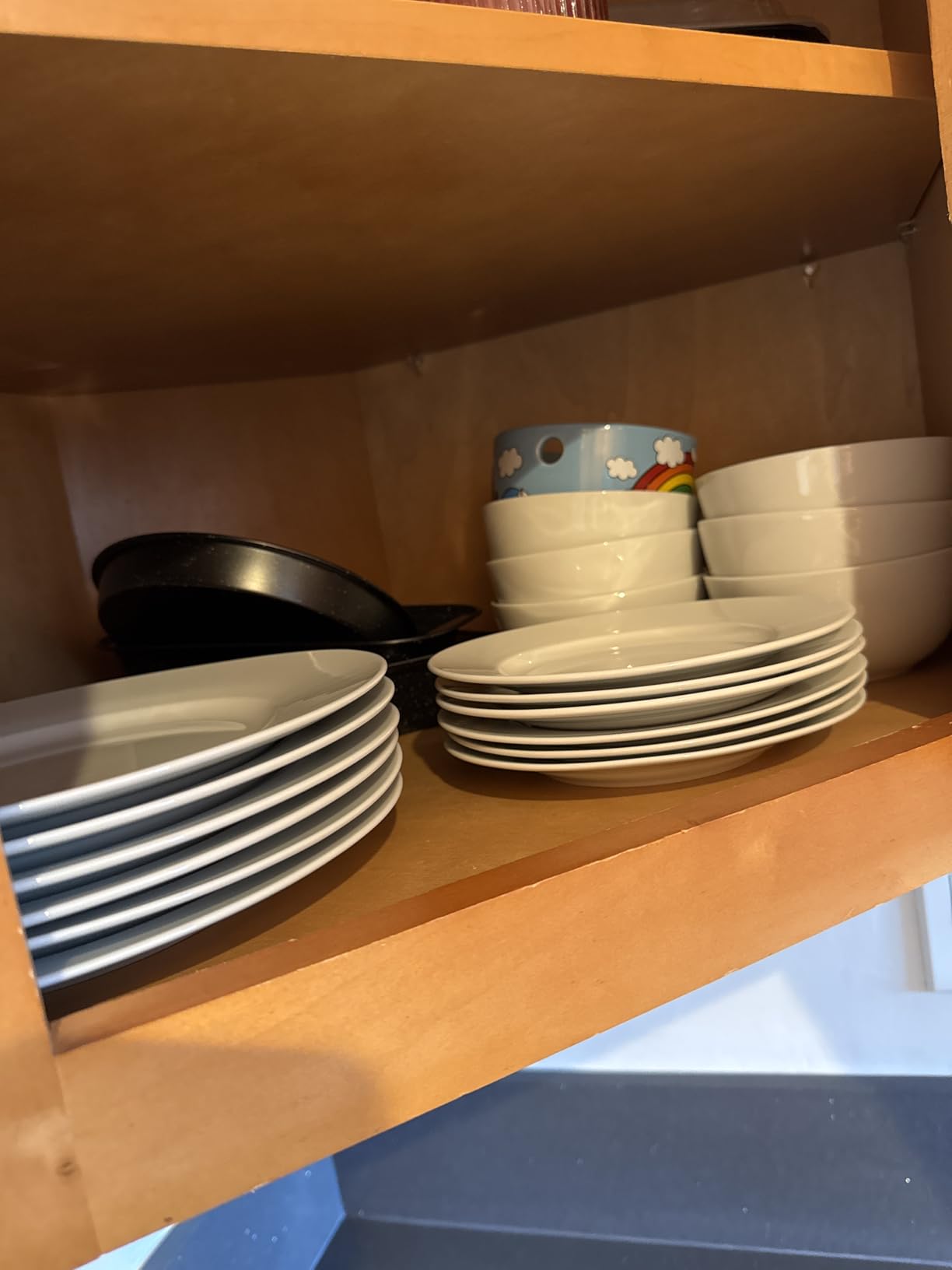 Amazon Basics Porcelain Dinnerware Set, Microwave and Dishwasher Safe, Service for 6, 18-Piece, Plates, Bowls, White customer photo 1