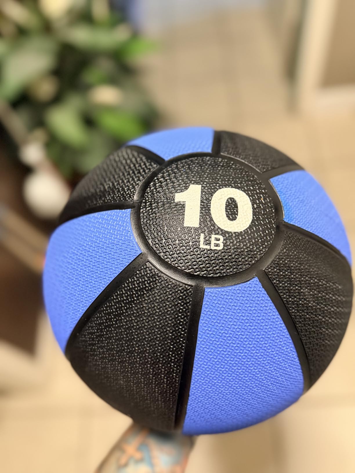 Amazon Basics Weighted Medicine Ball for Core Strength, Strength Training, Full-Body Workouts and Balance Exercises customer photo 1