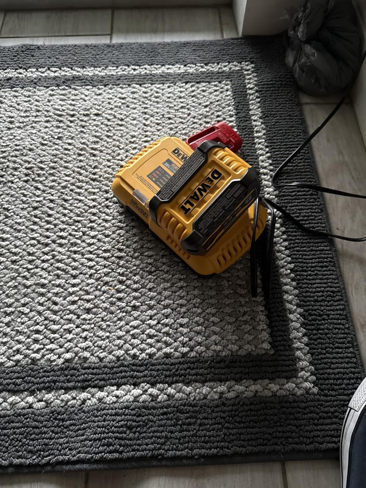 DEWALT FLEXVOLT 20V/60V MAX Lithium Ion Battery, 6.0-Ah (DCB606) customer photo 1