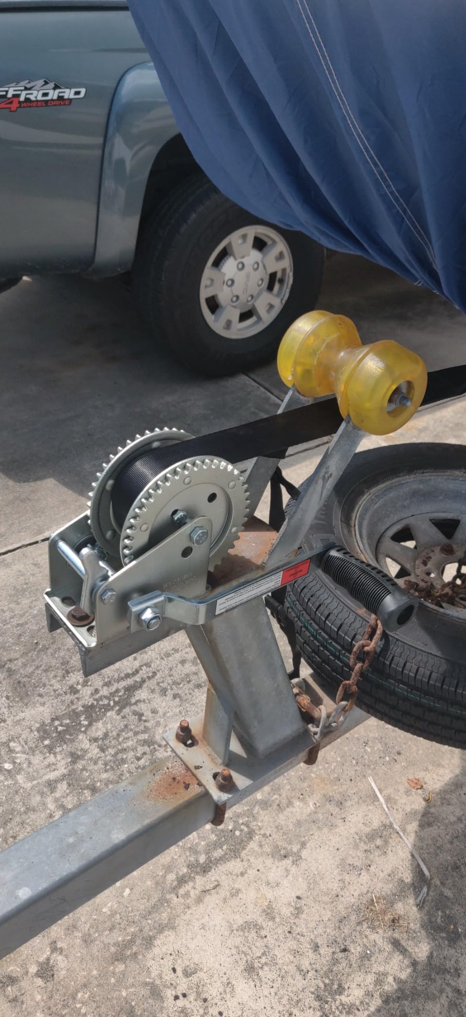 Camco 2000lb Boat Trailer Winch - Manual Hand Crank Boat Winch Features 20-Foot Strap & 2-Way Ratchet - 2,000lb Weight Capacity - Boat Trailer Accessories (50000) customer photo 1