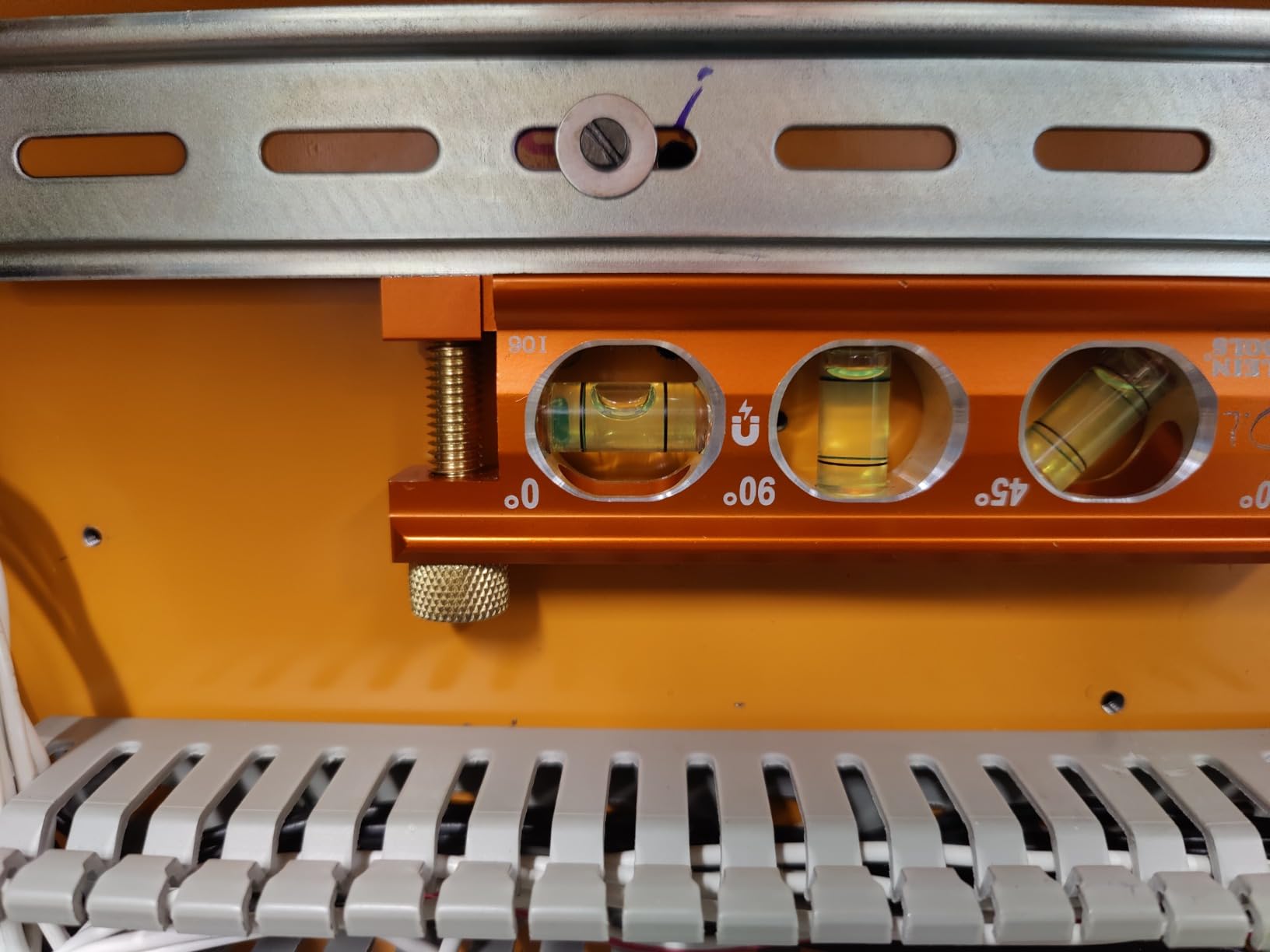Klein Tools 935AB4V Level, 6-Inch Magnetic Torpedo and Conduit Level with 0/30/45/90 Degree Vials, V-Groove and Magnet Track, High Visibility Orange customer photo 2