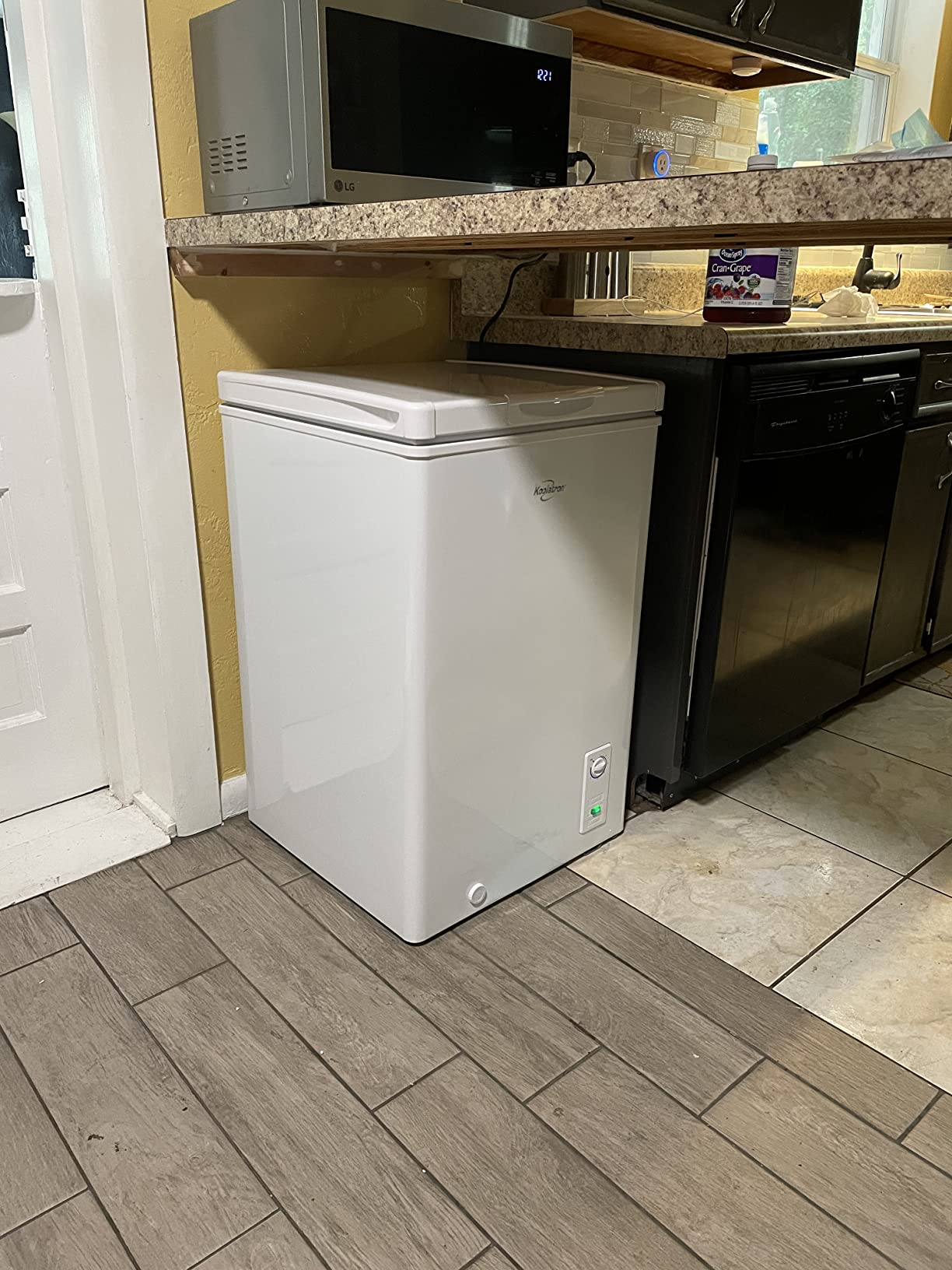 Koolatron Deep Freezer - Chest Freezer, 1 Wire Basket, Garage Ready, Meat Storage, Front Drain, Congelador For Home, Apartment, Basement, Dorm, Cottage, Manual Defrost, Stand Up, 3.5 Cubic Feet, White customer photo 2