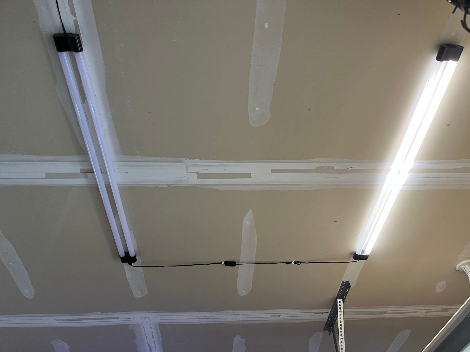 hykolity 4FT LED Shop Light, 42W [250W Equivalent],4400LM,5000K Daylight | Utility Linkable Shop Light Fixture,Hanging or Surface Mount, with Power Cord,Shop Lights for Workshop,ETL,White,4 Pack customer photo 2