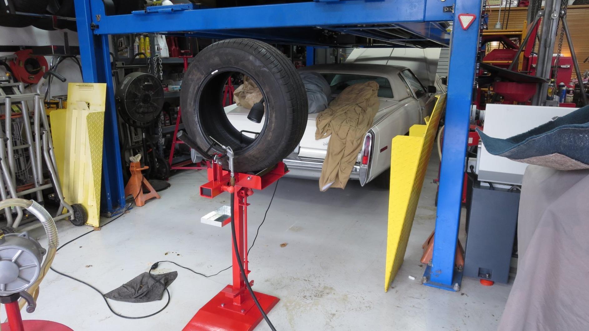Vevor Manual Tire Spreader Portable Tire Changer with Stand Adjustable LED Light Tire Spreader Tool for Light Truck and Car : Automotive customer photo 2